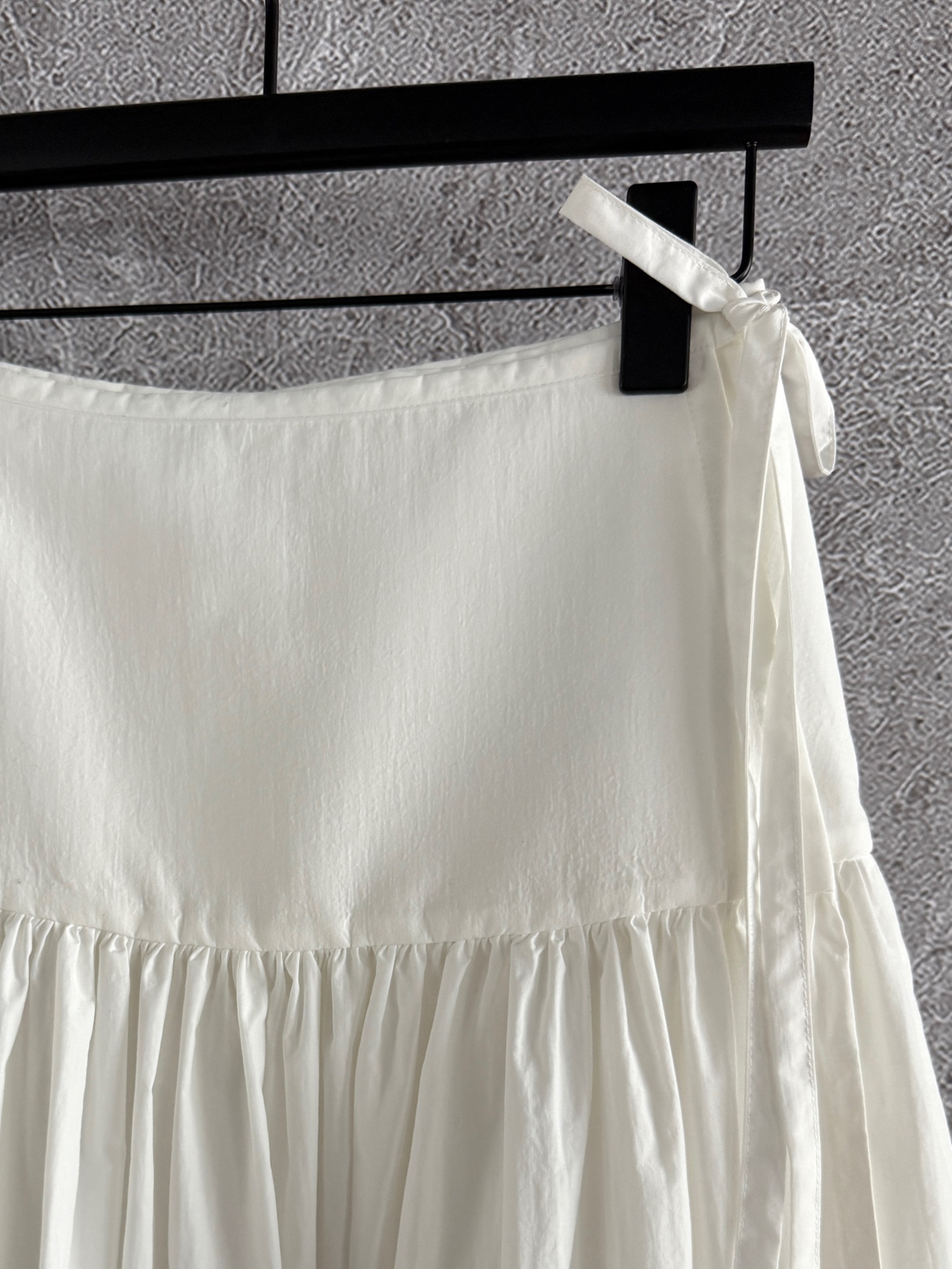 系带半裙✨轻质地尼龙塔夫绸，面料是有空气感的那种轻薄尼龙棉混纺，不粘身、鲜明撞色，干净清爽的蓝衬衫穿搭，