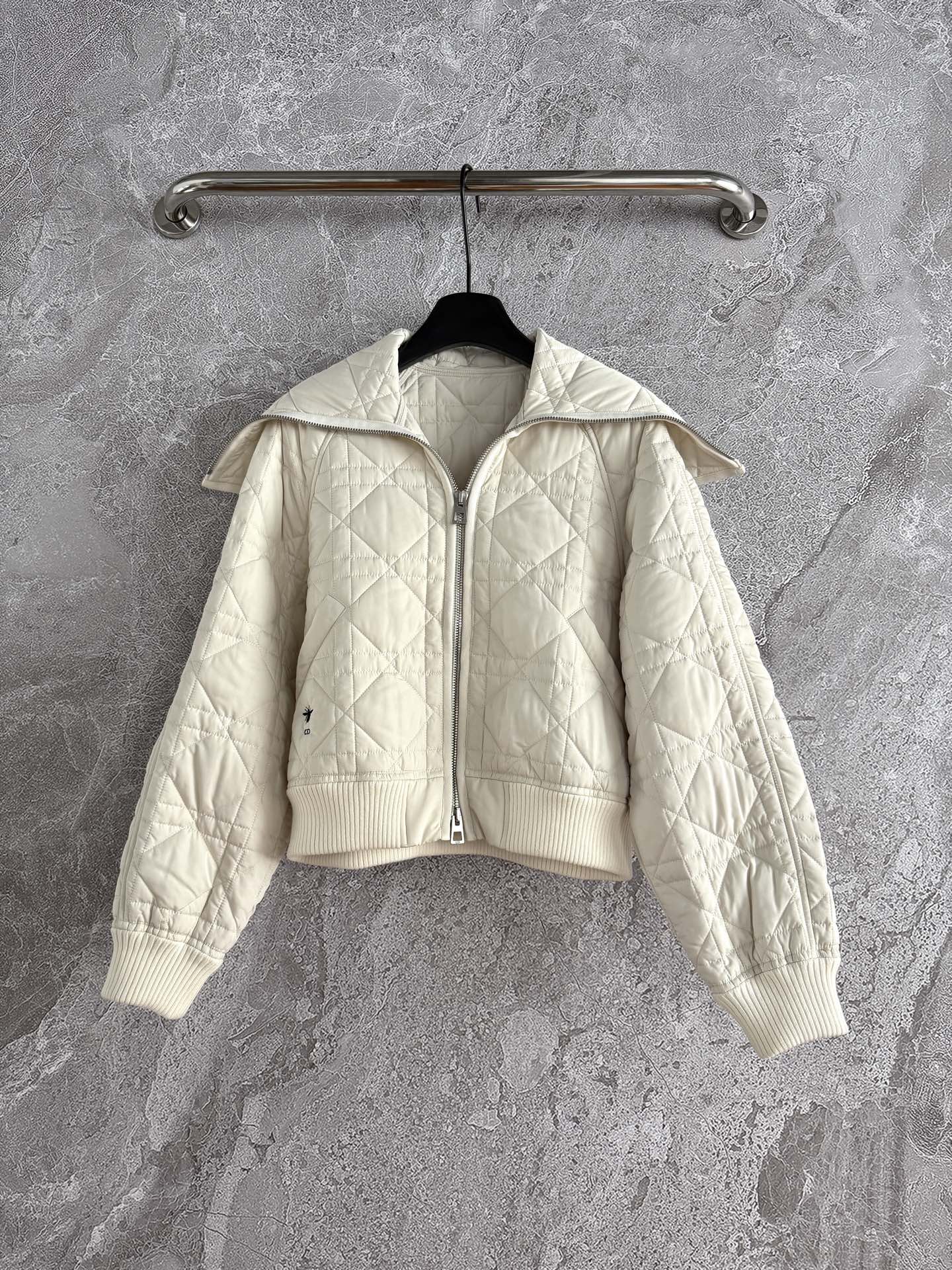 海军领棉服外套✨奶白色衍缝塔夫绸科技面料，超大藤格纹刺绣工艺，全身定位裁片，海军大衣领，饰以螺纹袖口和底