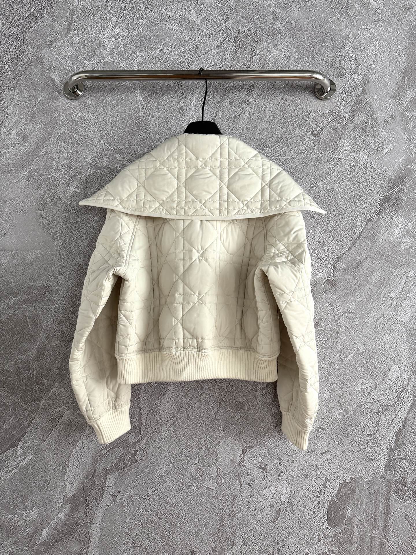 海军领棉服外套✨奶白色衍缝塔夫绸科技面料，超大藤格纹刺绣工艺，全身定位裁片，海军大衣领，饰以螺纹袖口和底