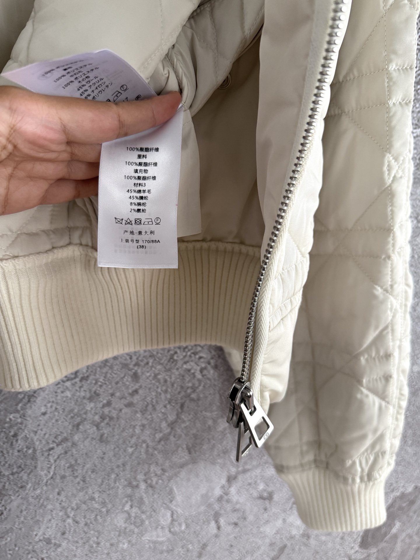 海军领棉服外套✨奶白色衍缝塔夫绸科技面料，超大藤格纹刺绣工艺，全身定位裁片，海军大衣领，饰以螺纹袖口和底