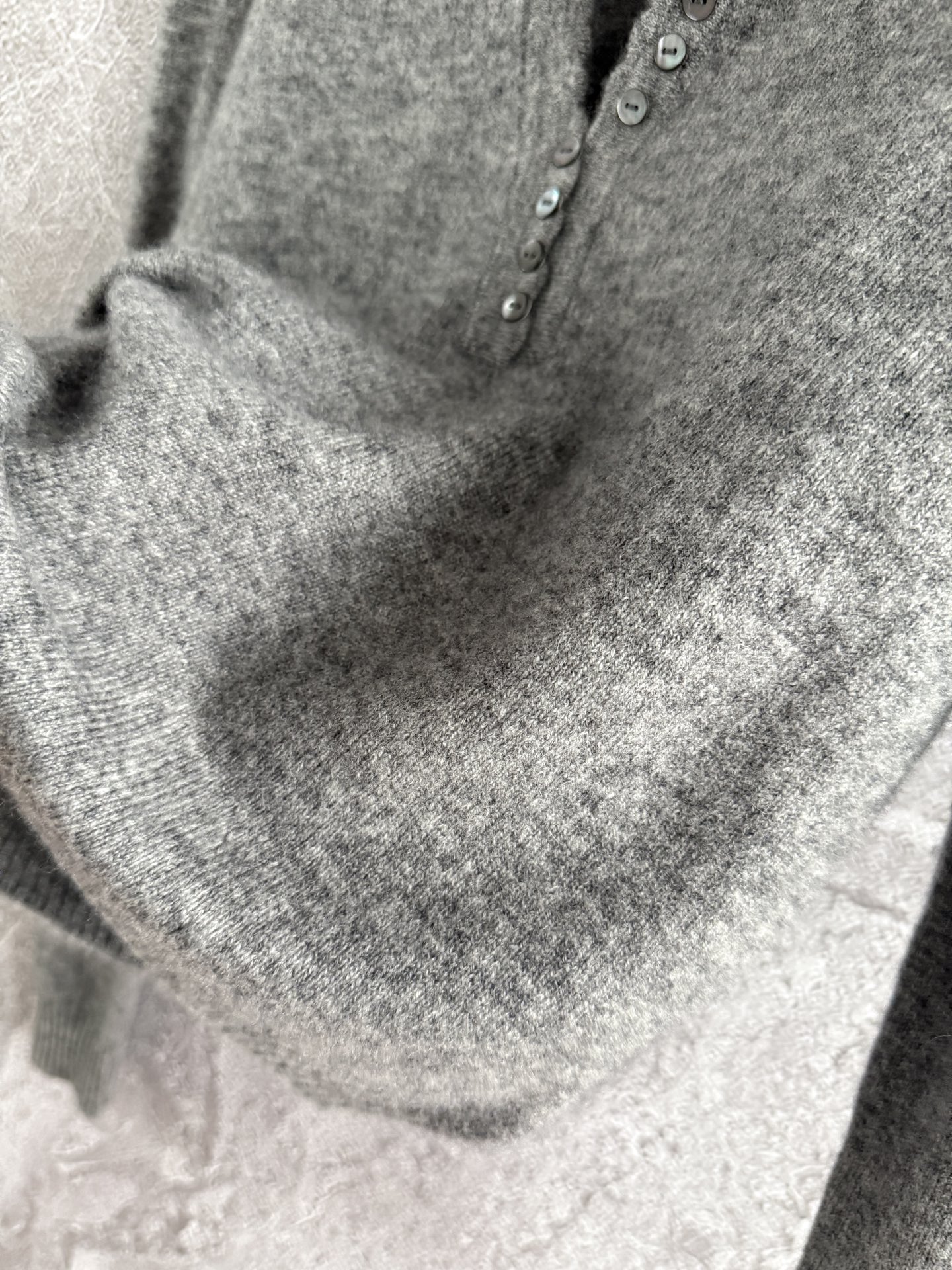 格雷系针织衫✨山羊绒混纺纱线，门襟花瓣波浪边，考验的是老师傅的经验，会发光的贝壳扣，精致感一下就上来了，