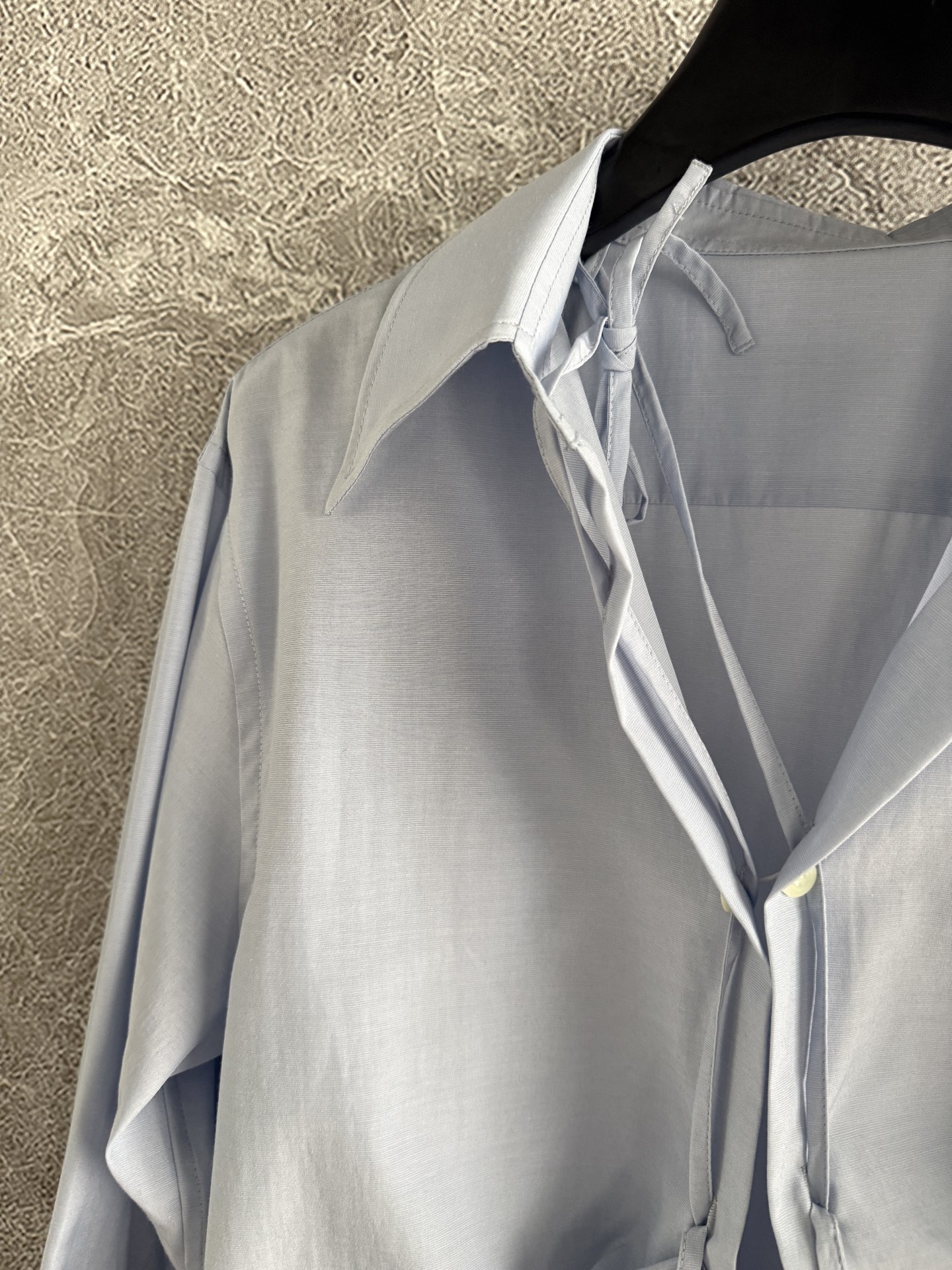 现货‼️‼️🛒款号8011/抽绳衬衫✨蓝色系饱和度调整的刚刚好，又有淡淡的清冷高智感，既不会过度张扬，又