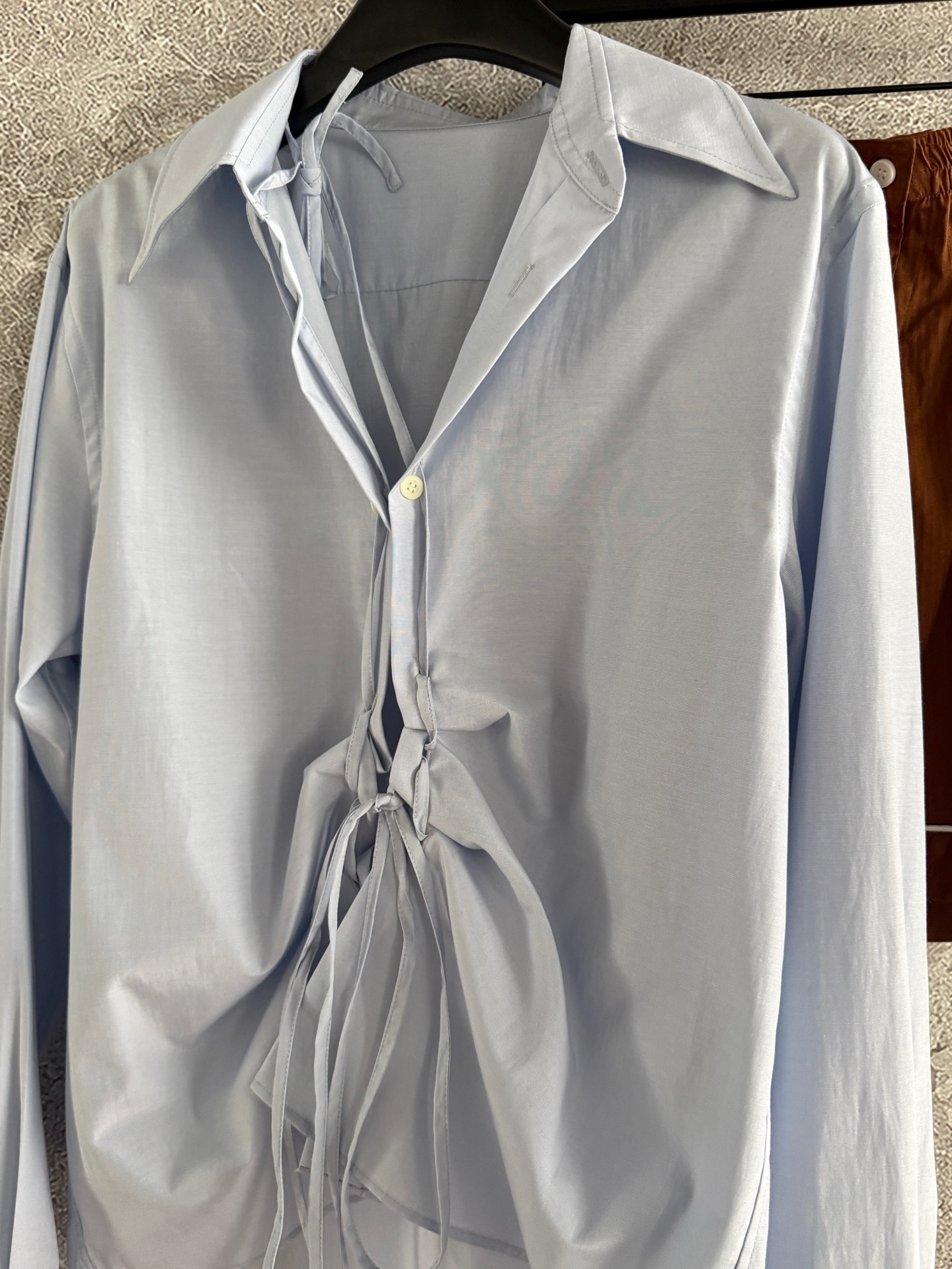 现货‼️‼️🛒款号8011/抽绳衬衫✨蓝色系饱和度调整的刚刚好，又有淡淡的清冷高智感，既不会过度张扬，又