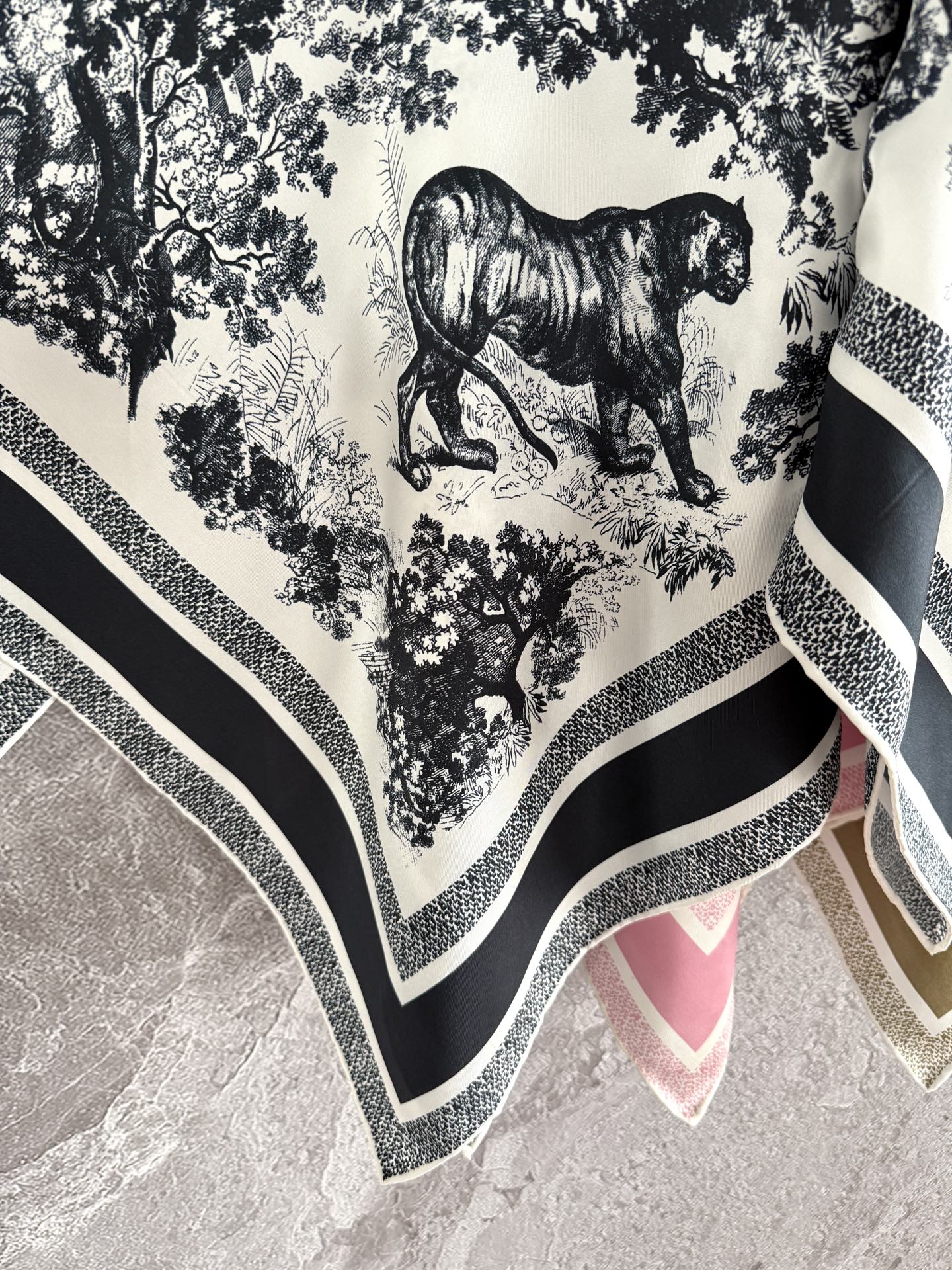 现货‼️‼️🛒款号801/真丝罩衫上衣✨从头直接套入，蝙蝠袖罩衫式设计，重磅19姆米斜纹真丝，突显Sau