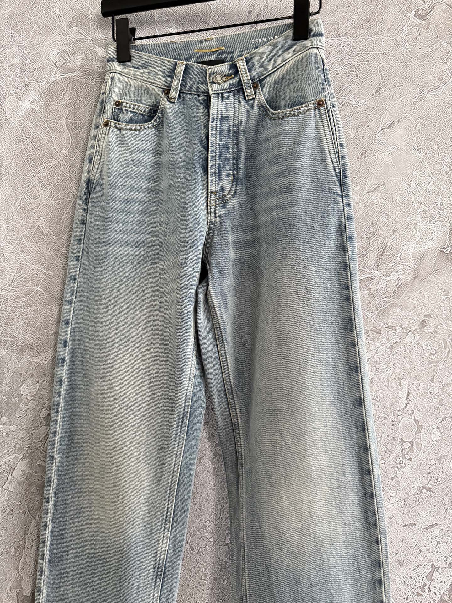 现货‼️‼️🛒款号9/浅蓝高腰牛仔裤✨跟之前一款裤脚撕裂破洞的很像，但是裤型不同，自然高腰直筒不是廓形的