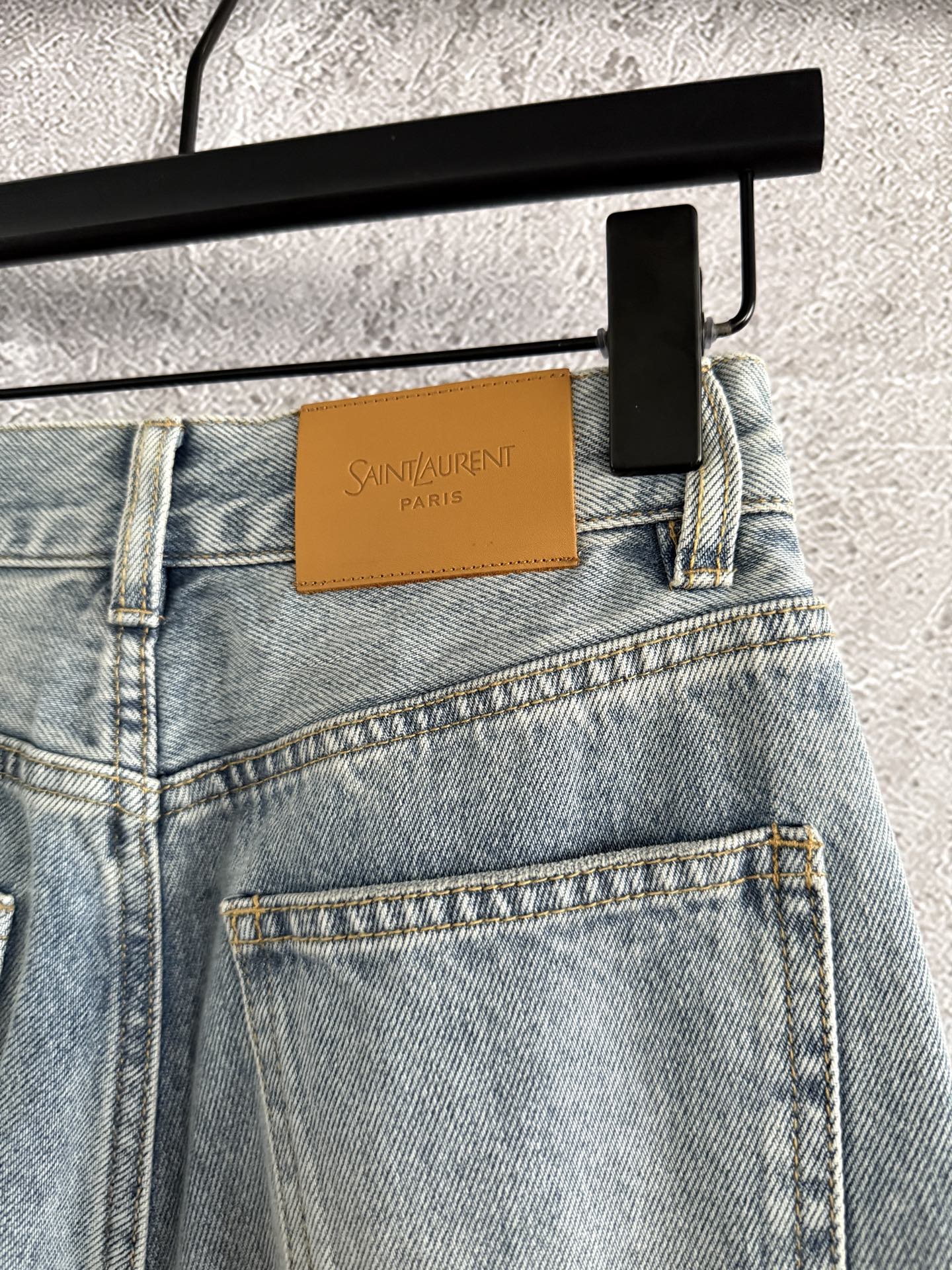 现货‼️‼️🛒款号9/浅蓝高腰牛仔裤✨跟之前一款裤脚撕裂破洞的很像，但是裤型不同，自然高腰直筒不是廓形的