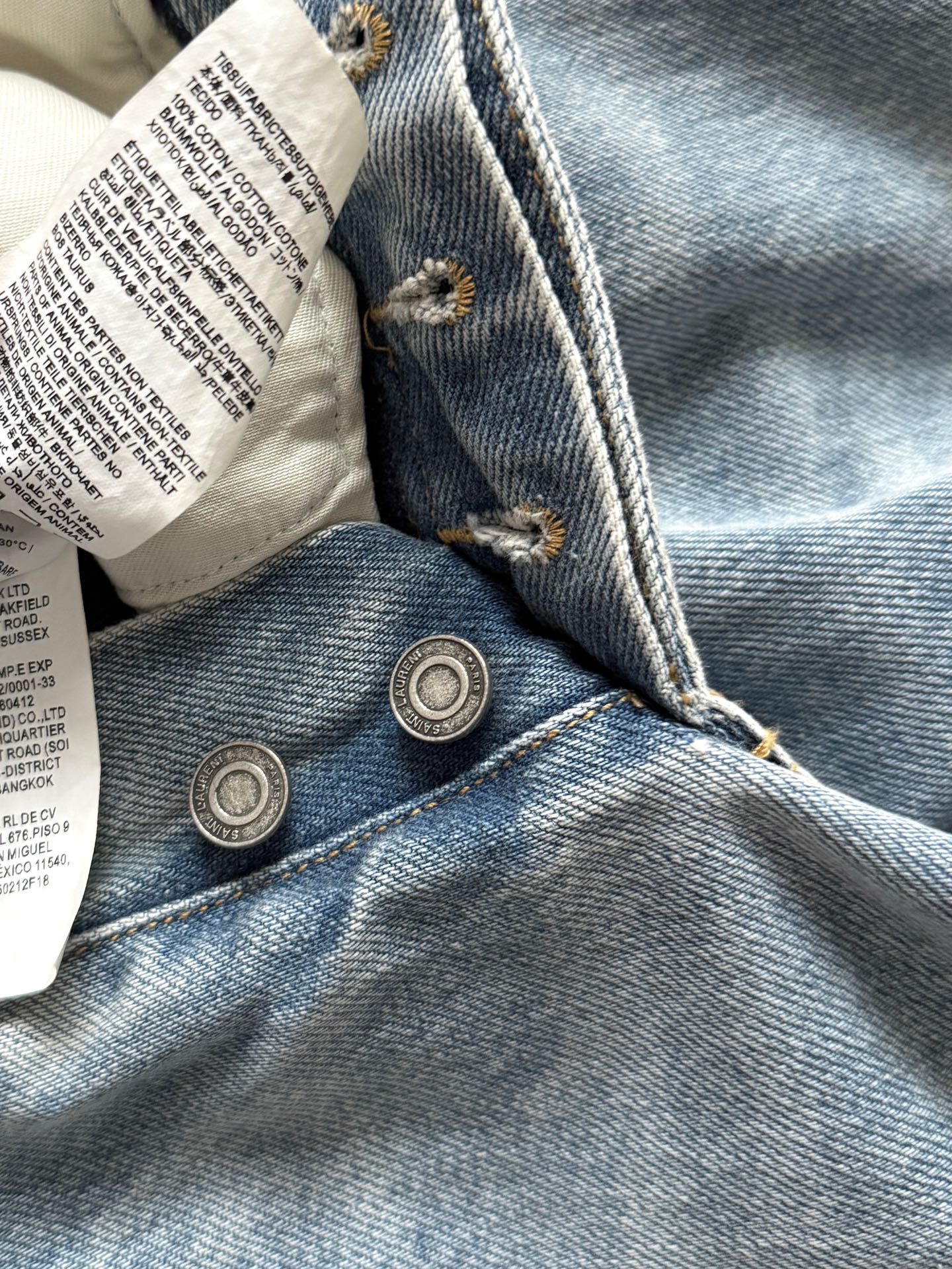 现货‼️‼️🛒款号9/浅蓝高腰牛仔裤✨跟之前一款裤脚撕裂破洞的很像，但是裤型不同，自然高腰直筒不是廓形的