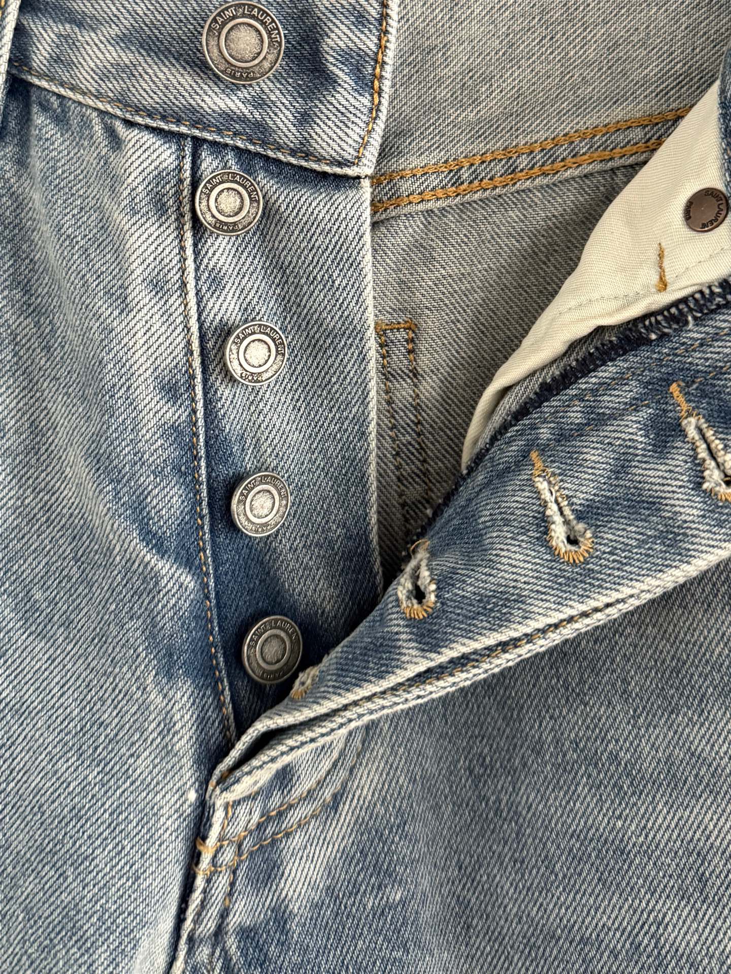 现货‼️‼️🛒款号9/浅蓝高腰牛仔裤✨跟之前一款裤脚撕裂破洞的很像，但是裤型不同，自然高腰直筒不是廓形的