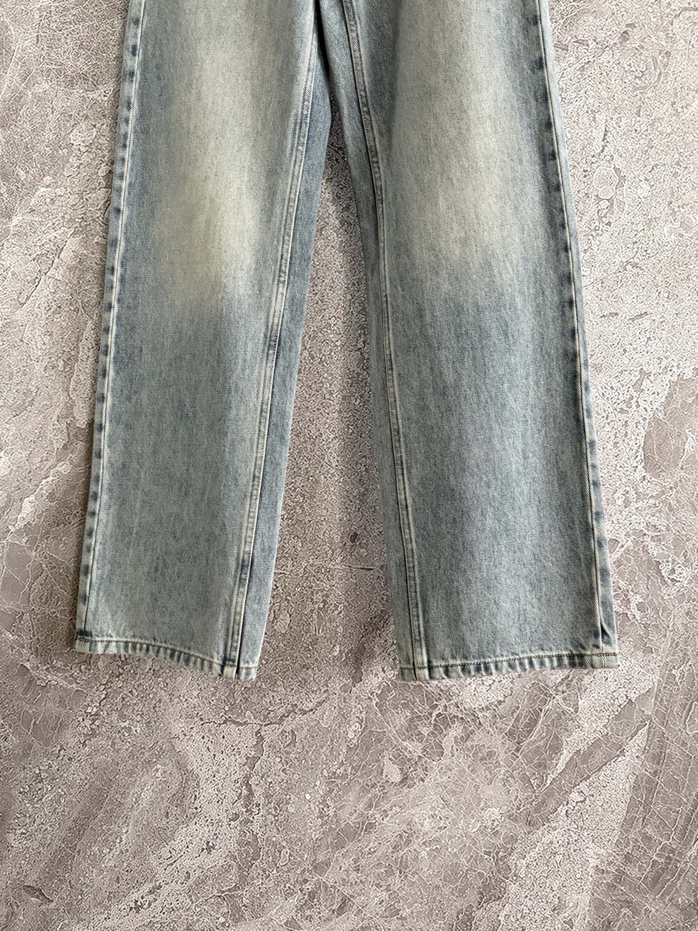 现货‼️‼️🛒款号9/浅蓝高腰牛仔裤✨跟之前一款裤脚撕裂破洞的很像，但是裤型不同，自然高腰直筒不是廓形的