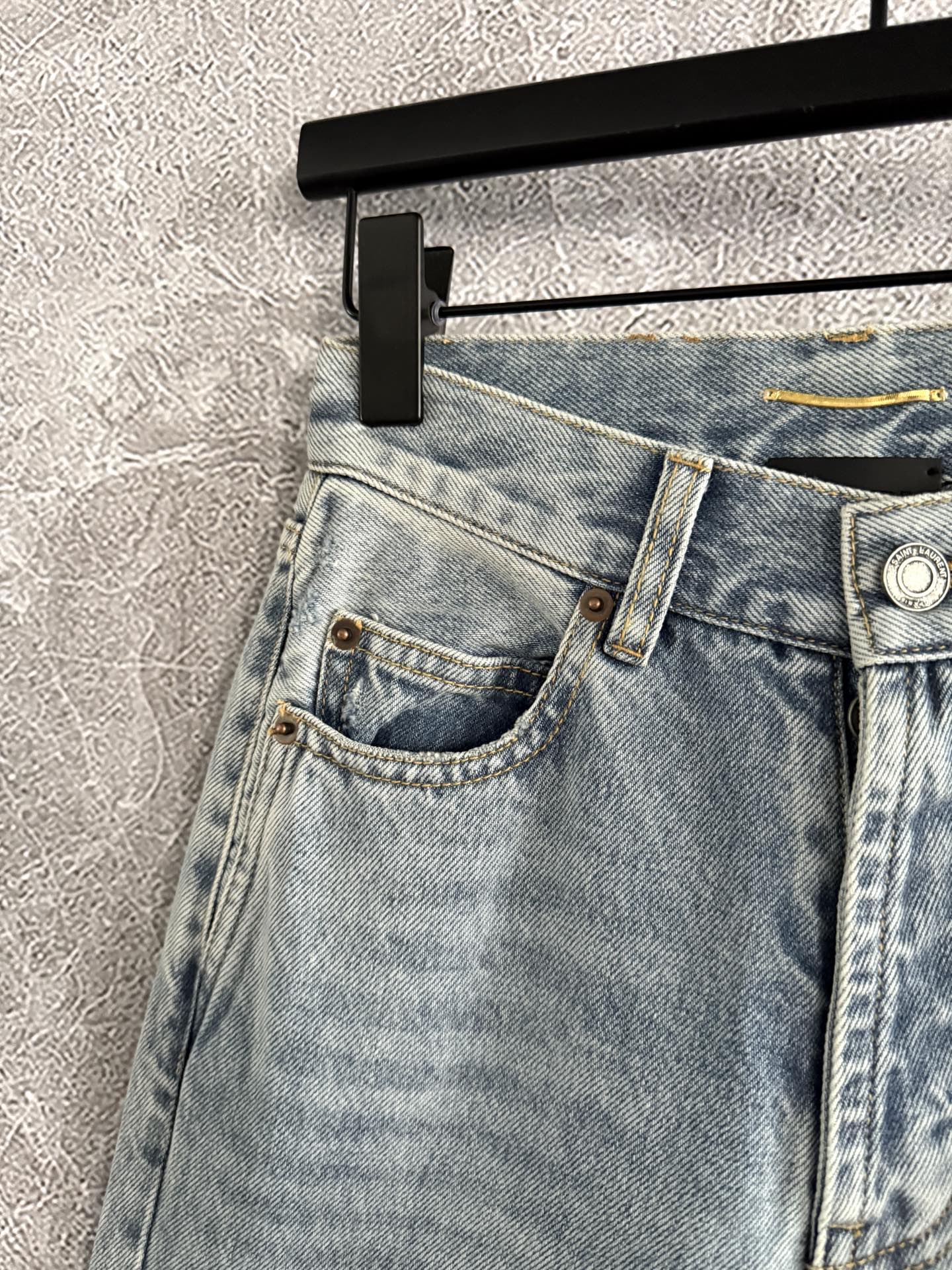 现货‼️‼️🛒款号9/浅蓝高腰牛仔裤✨跟之前一款裤脚撕裂破洞的很像，但是裤型不同，自然高腰直筒不是廓形的