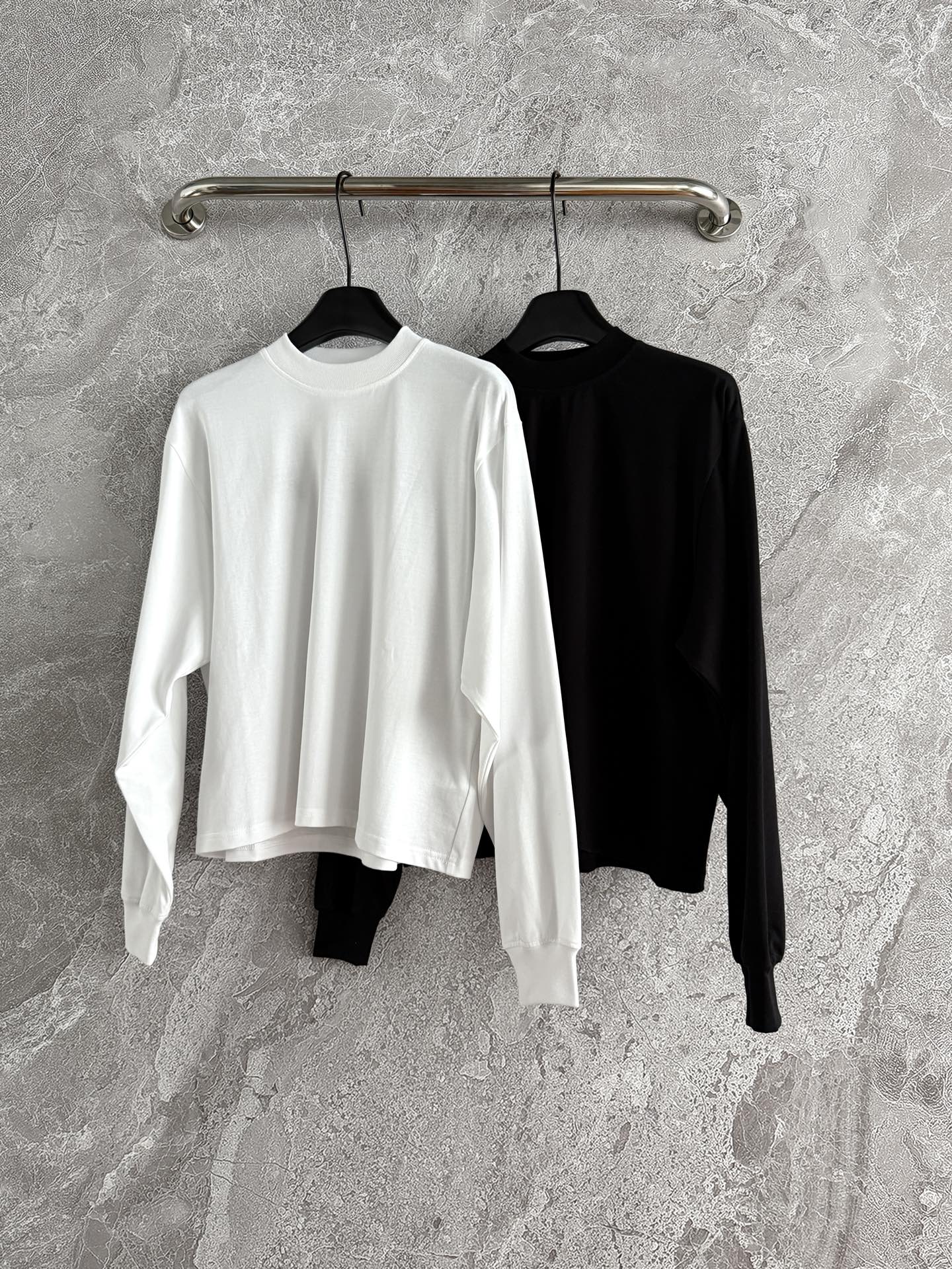 休闲长袖上衣✨针织棉质、所以有挺括的感觉，后背黑白撞色字母刺绣休闲长袖T恤，螺纹领口、袖口、直身版型，小