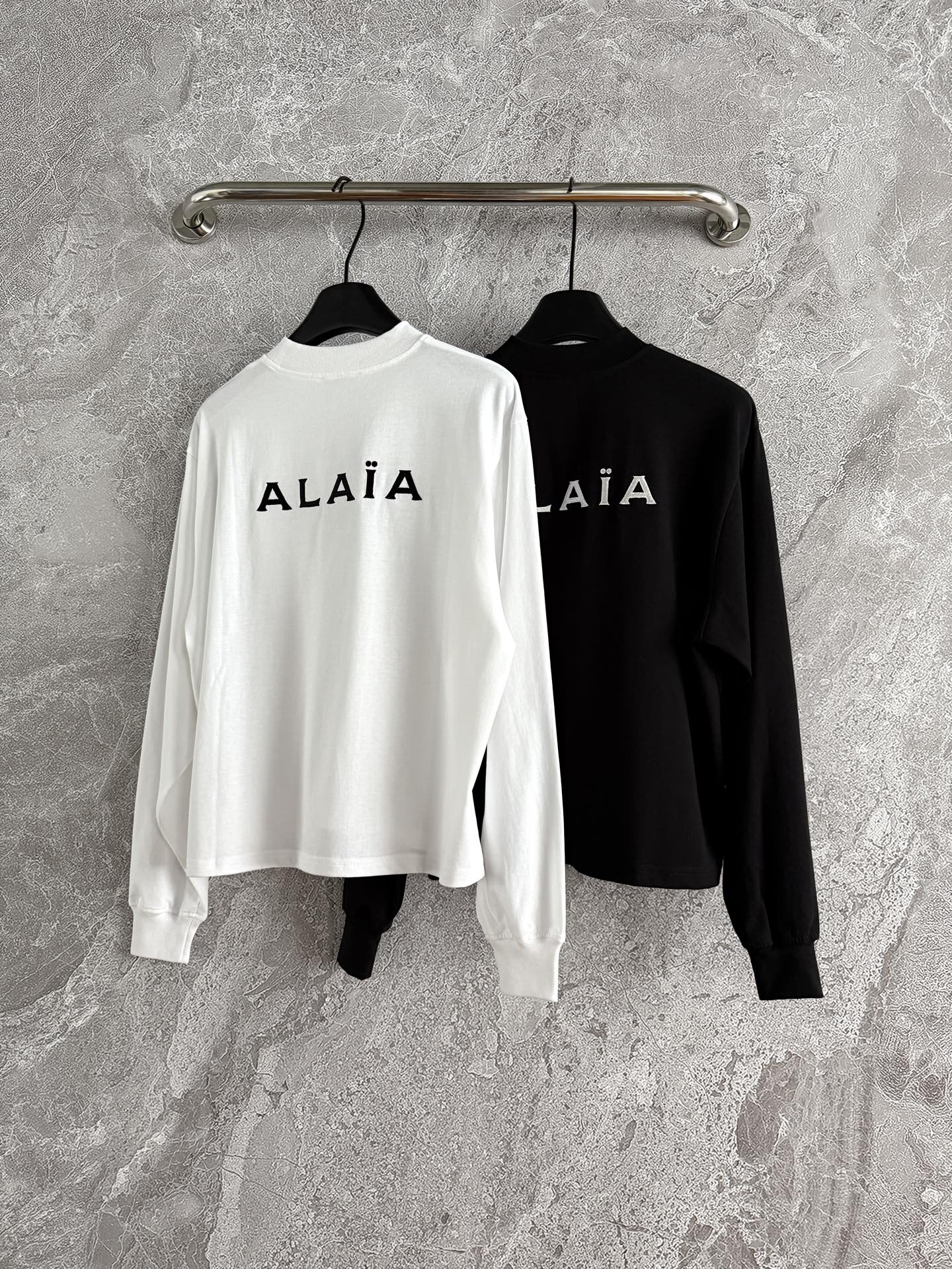 休闲长袖上衣✨针织棉质、所以有挺括的感觉，后背黑白撞色字母刺绣休闲长袖T恤，螺纹领口、袖口、直身版型，小