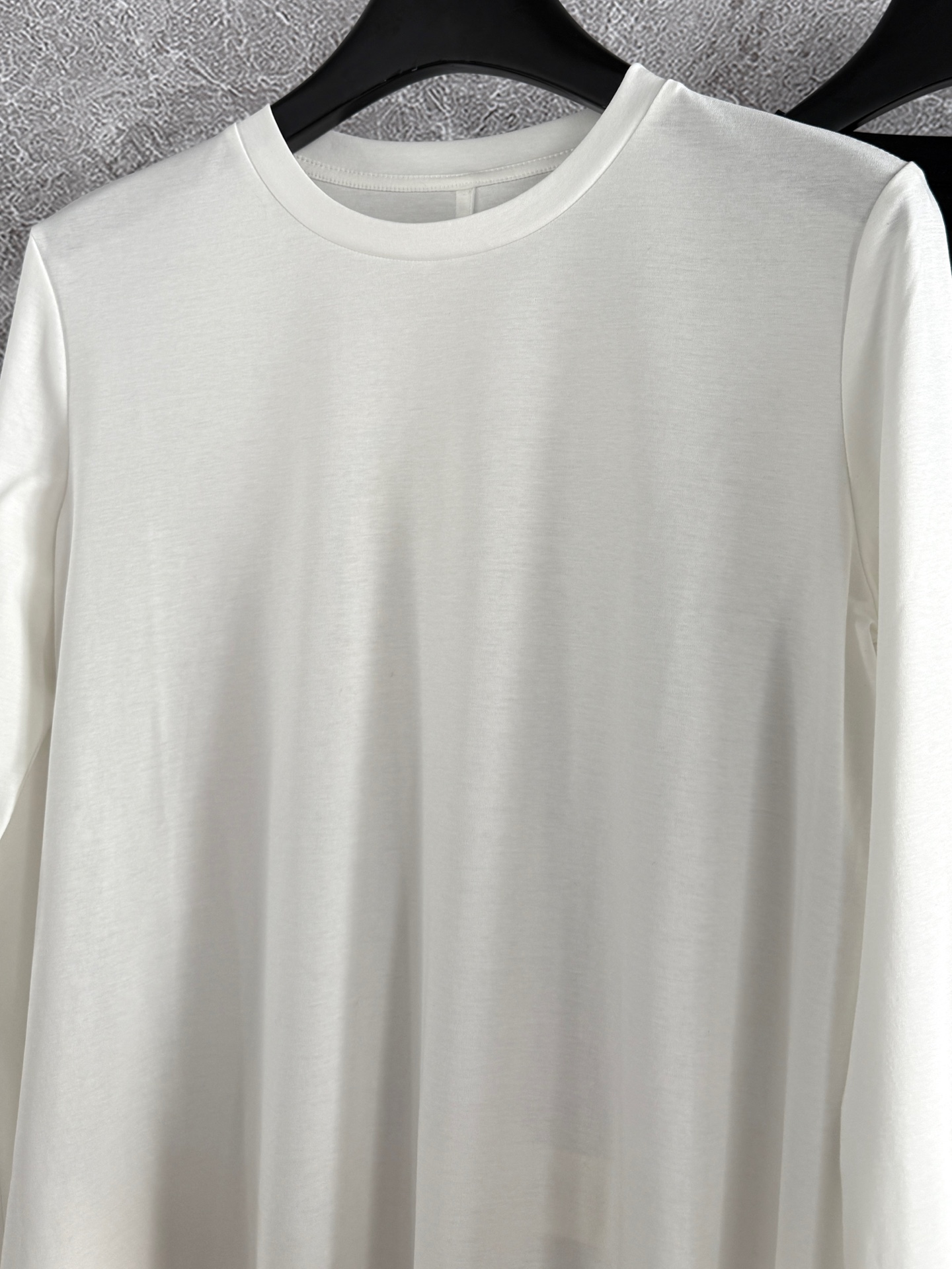 现货‼️‼️/Row高支棉长袖T恤✨顺滑舒柔触感也有骨架，胜在面料，专注于选用上乘材质，打造低调经典的极