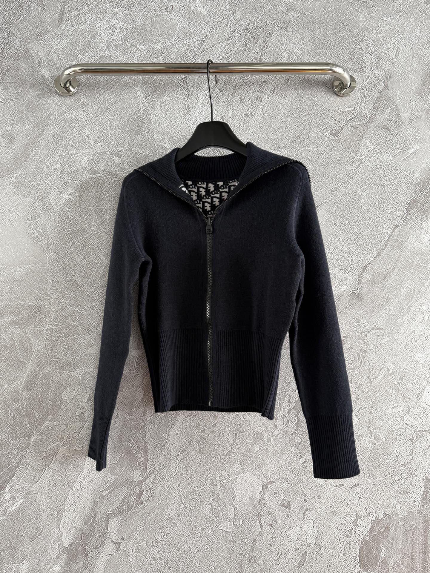 现货‼️‼️🛒款号12/双面连帽针织衫✨今年新款老花双面羊绒针织开衫，正面拉链搭配罗纹袖口和底边，一面经