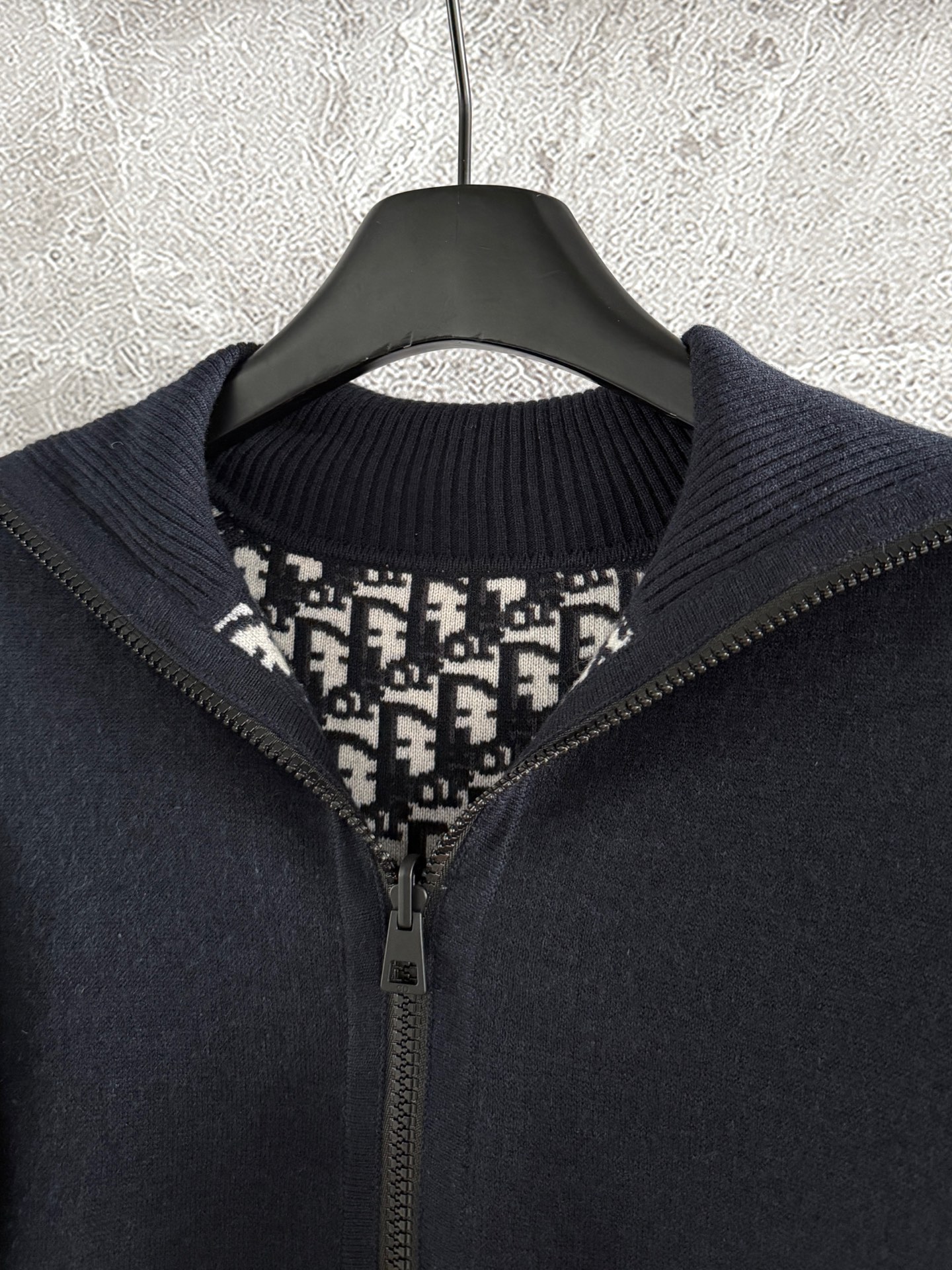 现货‼️‼️🛒款号12/双面连帽针织衫✨今年新款老花双面羊绒针织开衫，正面拉链搭配罗纹袖口和底边，一面经