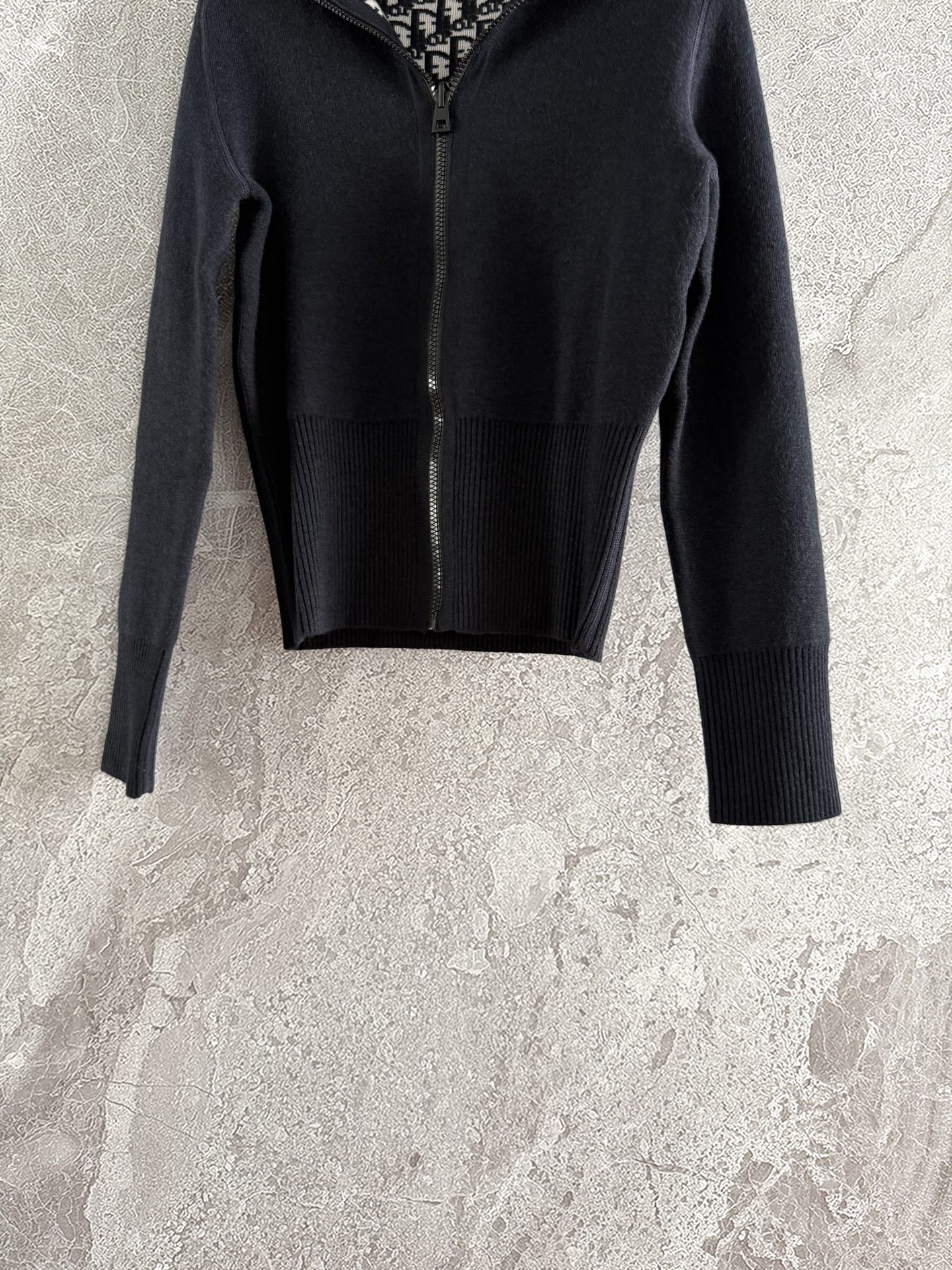 现货‼️‼️🛒款号12/双面连帽针织衫✨今年新款老花双面羊绒针织开衫，正面拉链搭配罗纹袖口和底边，一面经