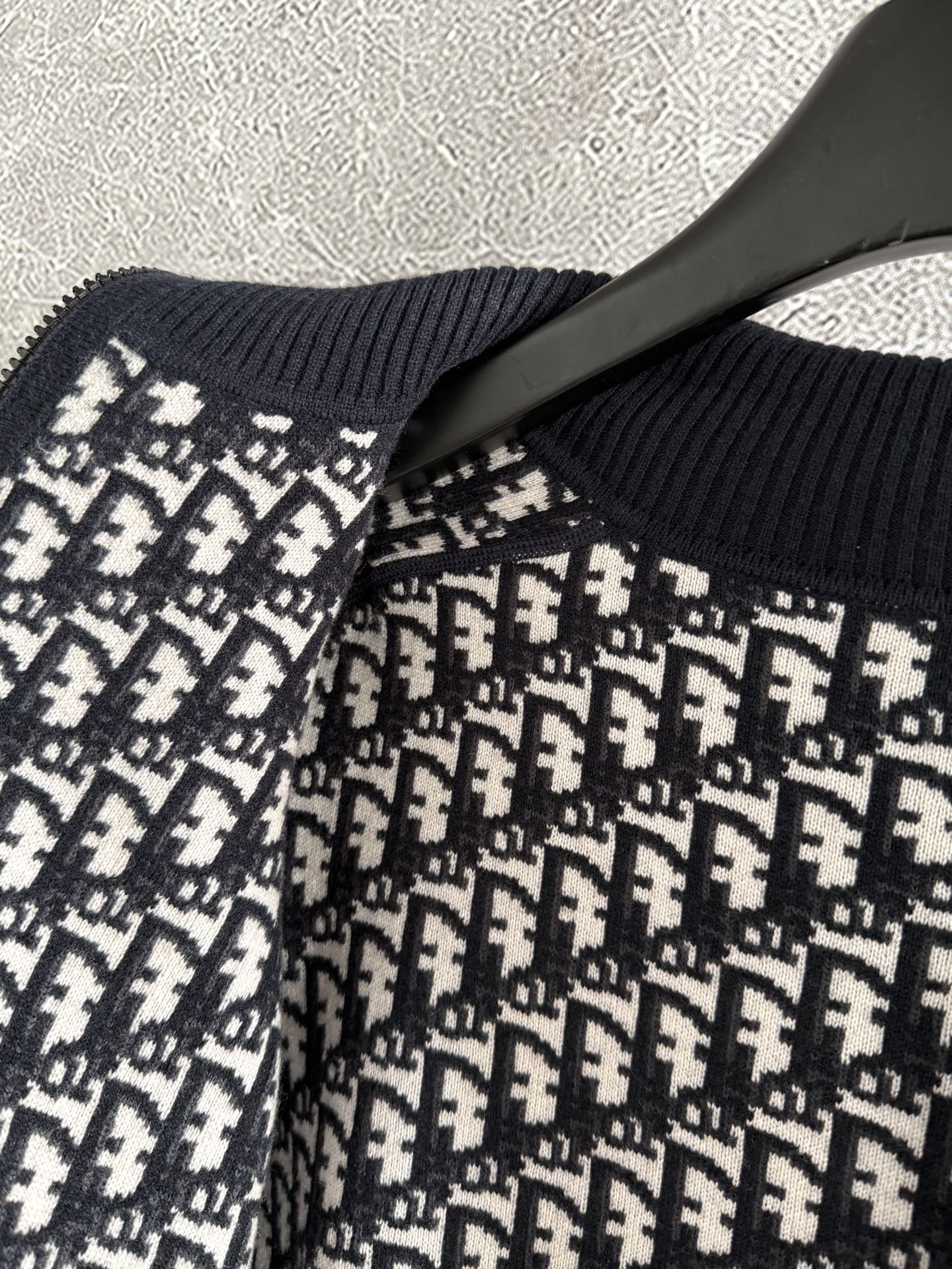 现货‼️‼️🛒款号12/双面连帽针织衫✨今年新款老花双面羊绒针织开衫，正面拉链搭配罗纹袖口和底边，一面经