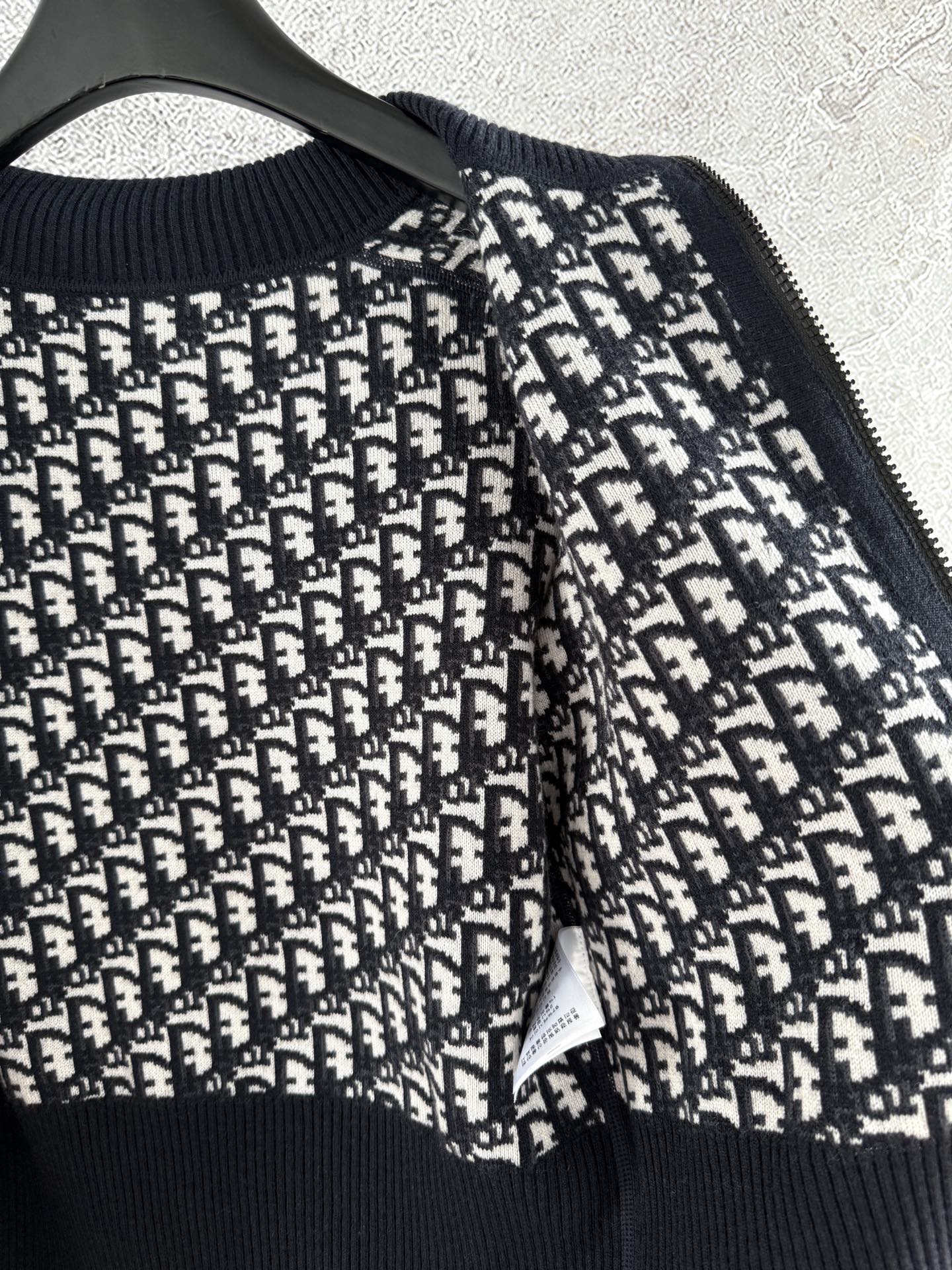 现货‼️‼️🛒款号12/双面连帽针织衫✨今年新款老花双面羊绒针织开衫，正面拉链搭配罗纹袖口和底边，一面经