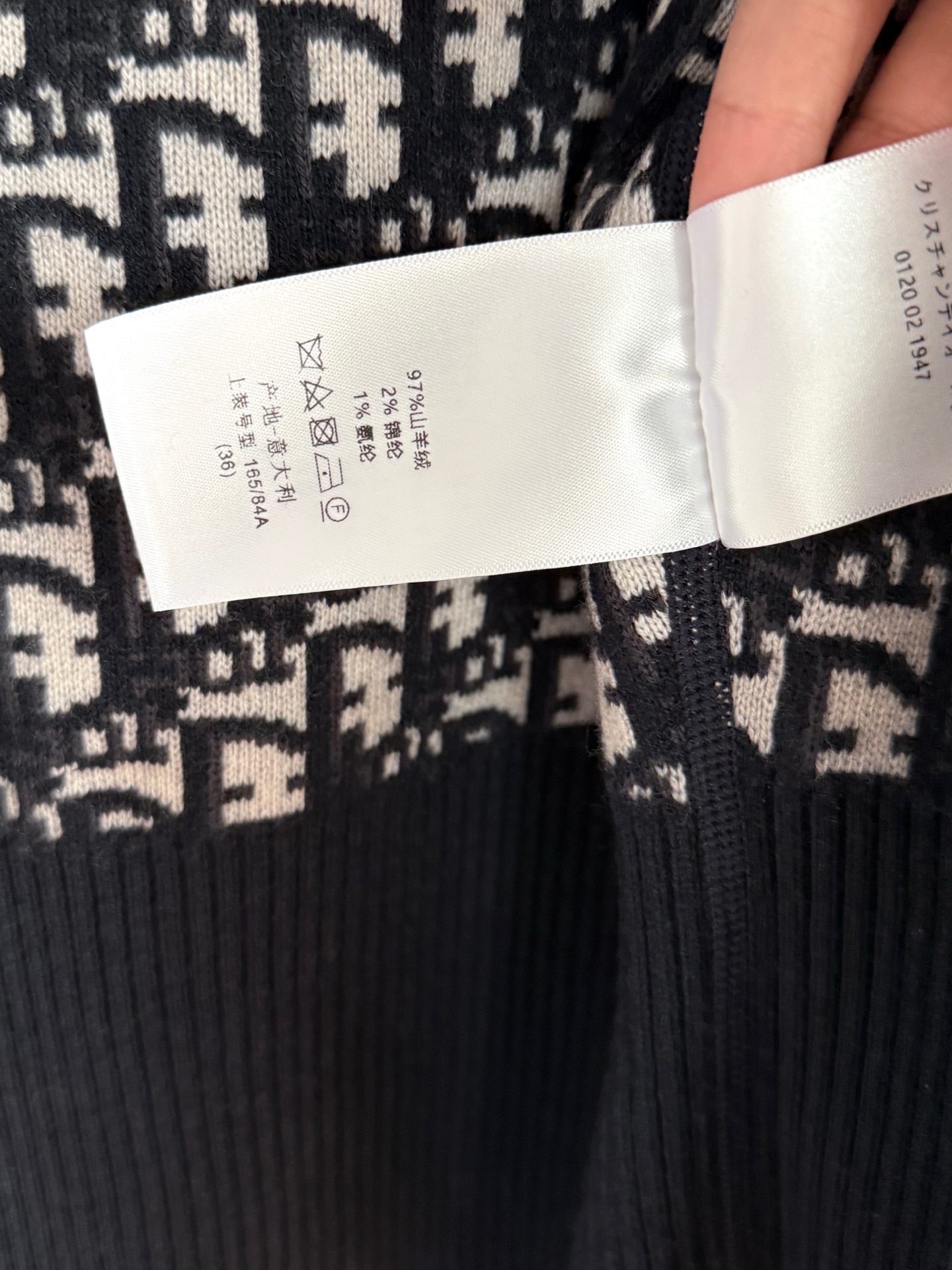 现货‼️‼️🛒款号12/双面连帽针织衫✨今年新款老花双面羊绒针织开衫，正面拉链搭配罗纹袖口和底边，一面经