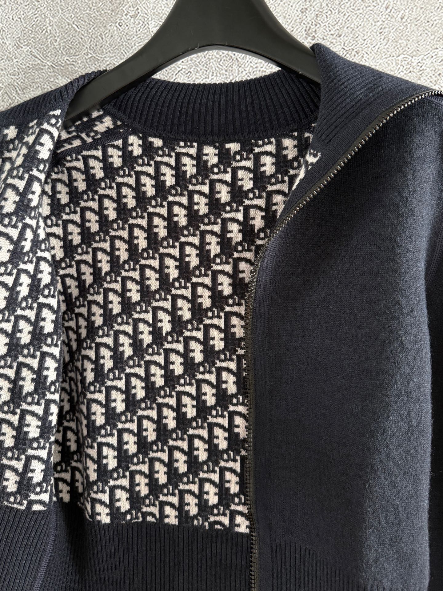 现货‼️‼️🛒款号12/双面连帽针织衫✨今年新款老花双面羊绒针织开衫，正面拉链搭配罗纹袖口和底边，一面经