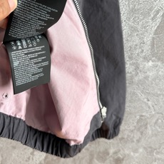 行政夹克✨定染斜纹棉,酵素洗水突出面料做旧效果,经典翻领造型长袖休闲夹克,低饱和度的雾霾灰搭配粉色内里, 行政夹克✨定染斜纹棉,酵素洗水突出面料做旧效果,经典翻领造型长袖休闲夹克,低饱和度的雾霾灰搭配粉色内里,