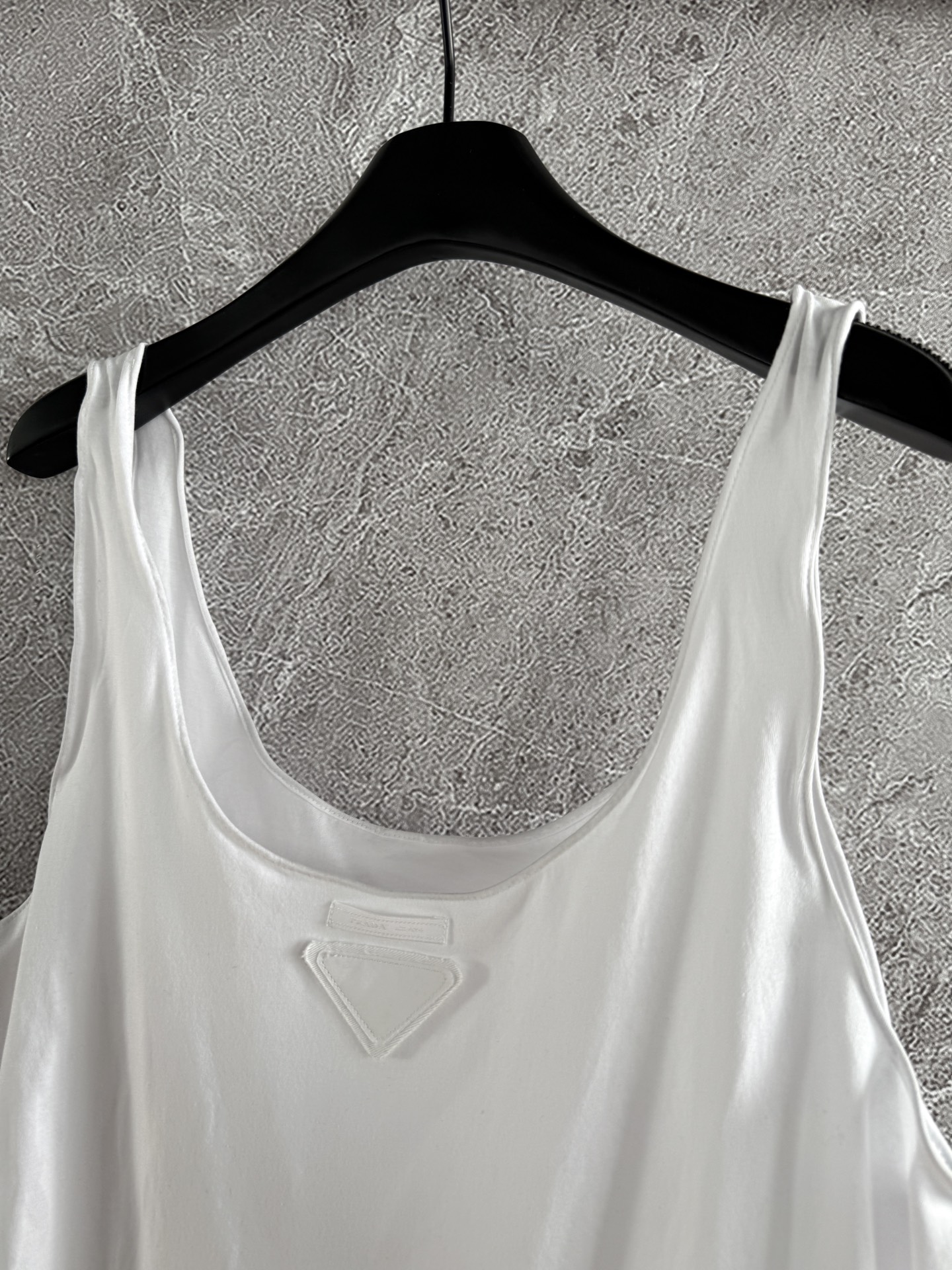 现货‼️‼️🛒款号W25/扭扭乐背心✨可以自由凹造型的上衣，扭扭鱼骨设计严肃风格带一点俏皮，版型也是偏宽