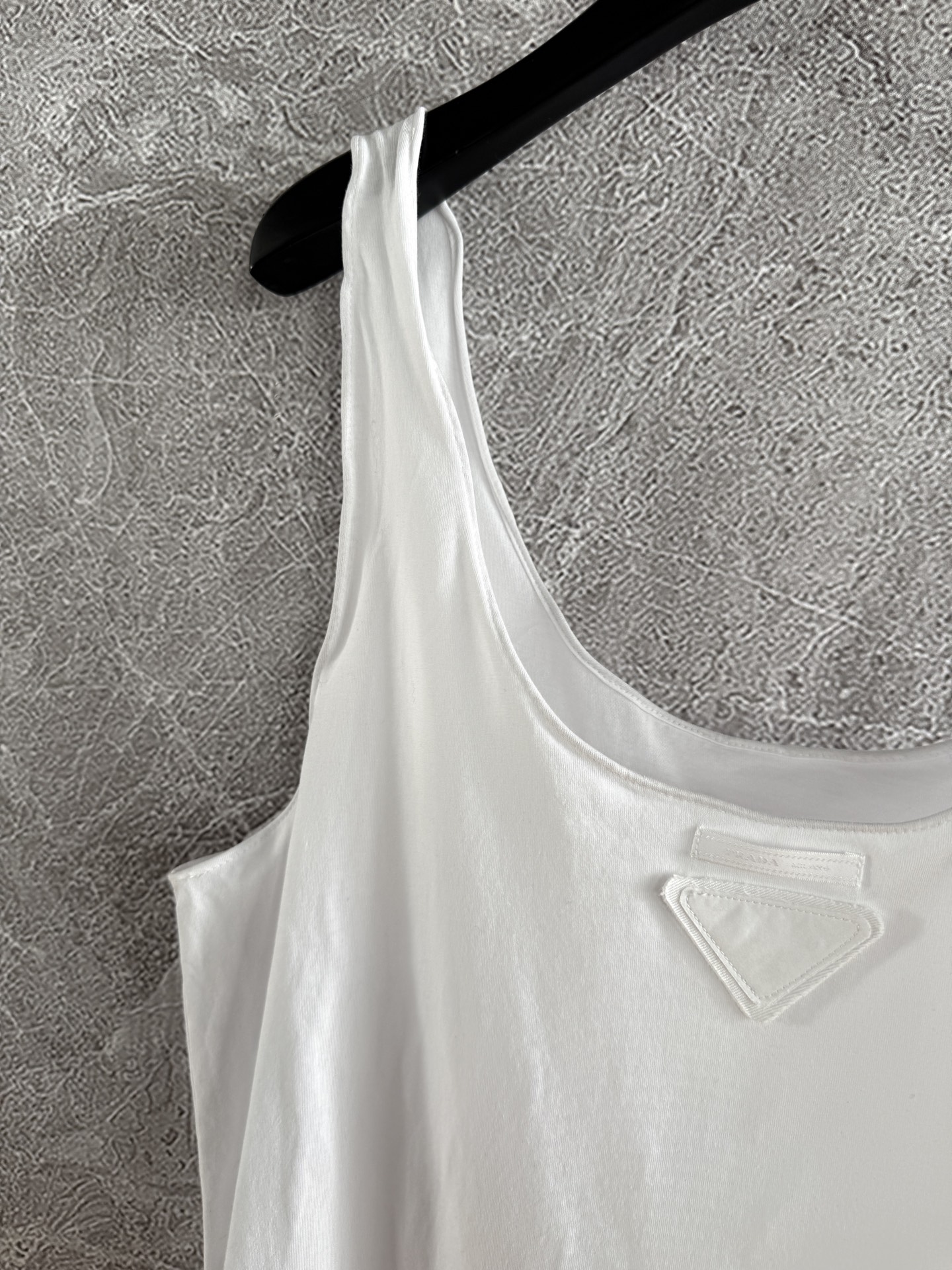 现货‼️‼️🛒款号W25/扭扭乐背心✨可以自由凹造型的上衣，扭扭鱼骨设计严肃风格带一点俏皮，版型也是偏宽