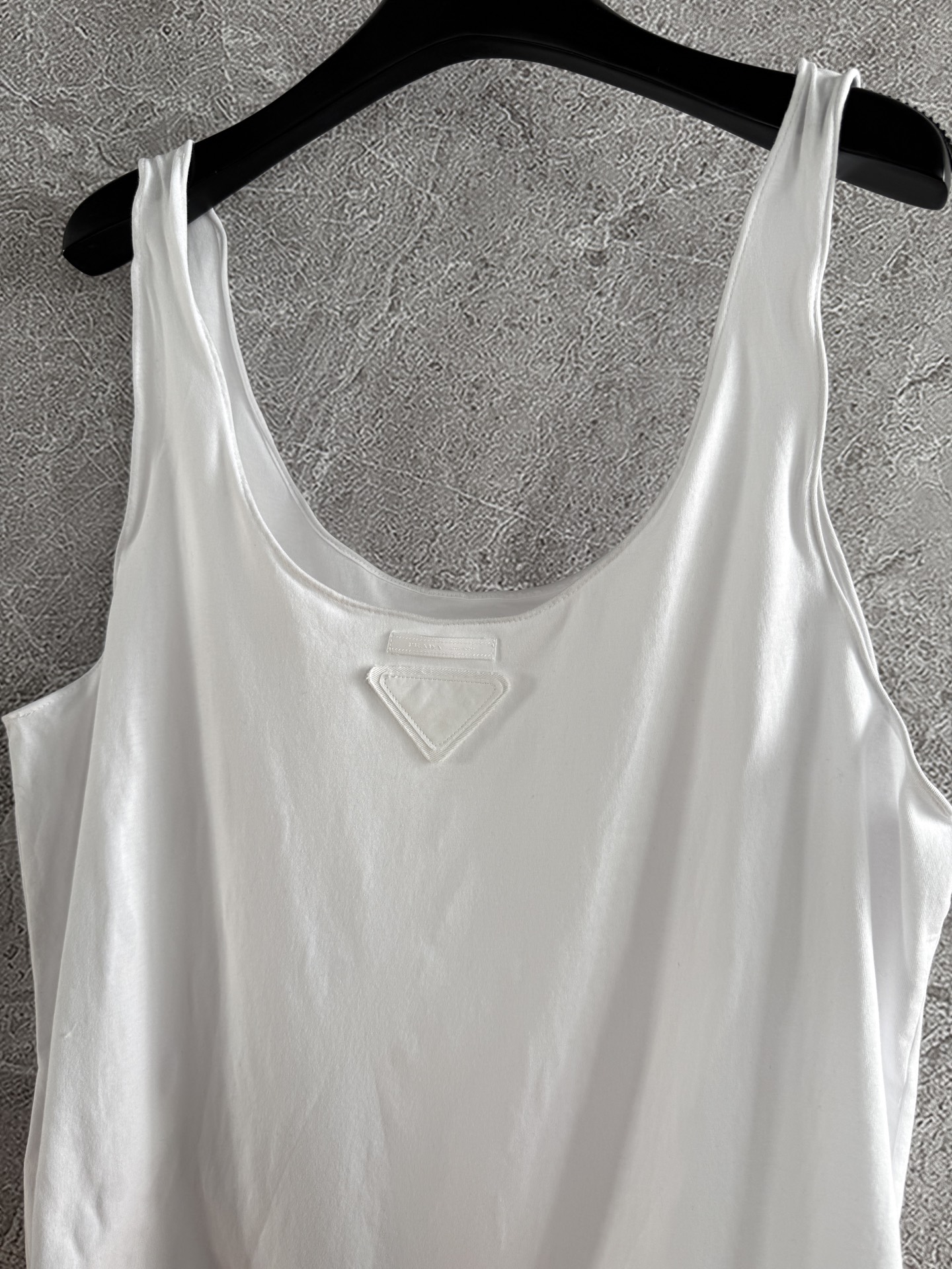 现货‼️‼️🛒款号W25/扭扭乐背心✨可以自由凹造型的上衣，扭扭鱼骨设计严肃风格带一点俏皮，版型也是偏宽