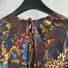 花卉连衣裙✨真丝弹力混纺面料,材质如柔金流淌,独特的剪裁贴合身体曲线,拥有浪漫流畅线条,袖开衩设计添几分 花卉连衣裙✨真丝弹力混纺面料,材质如柔金流淌,独特的剪裁贴合身体曲线,拥有浪漫流畅线条,袖开衩设计添几分