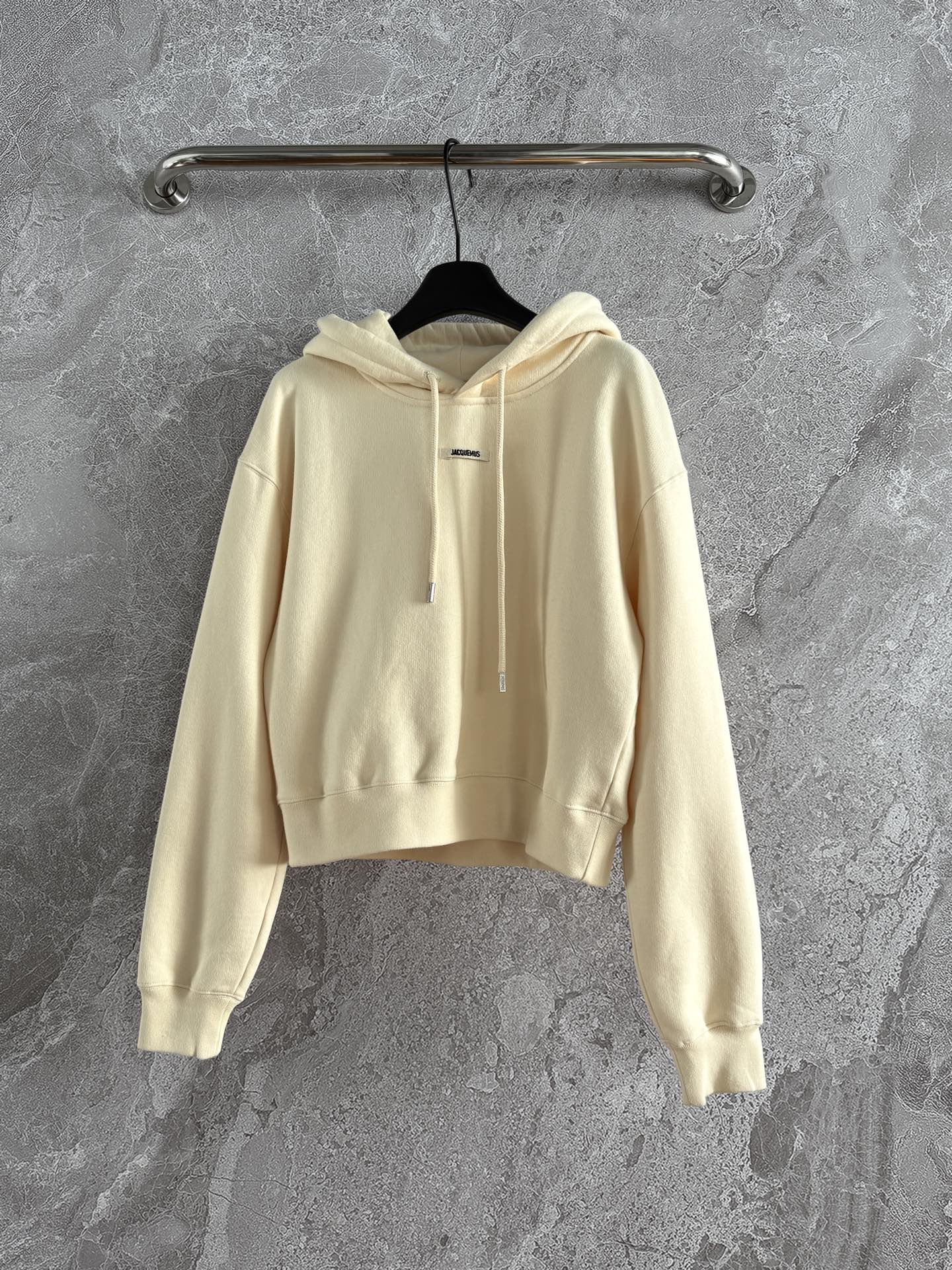 现货‼️‼️🛒款号W25100/连帽卫衣✨清冷艺术奶油黄色，内里加绒有很好的保暖恒温性，落肩廓形短款 基