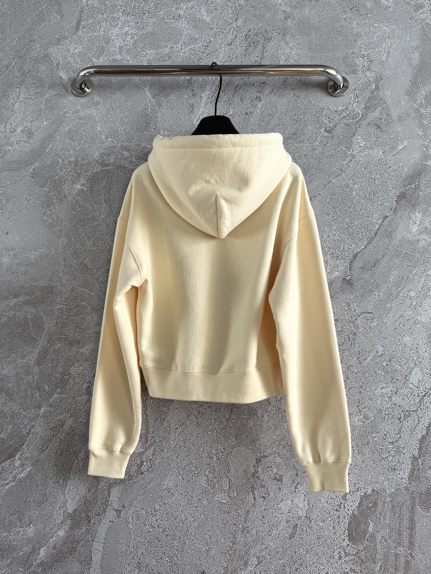 现货‼️‼️🛒款号W25100/连帽卫衣✨清冷艺术奶油黄色，内里加绒有很好的保暖恒温性，落肩廓形短款 基