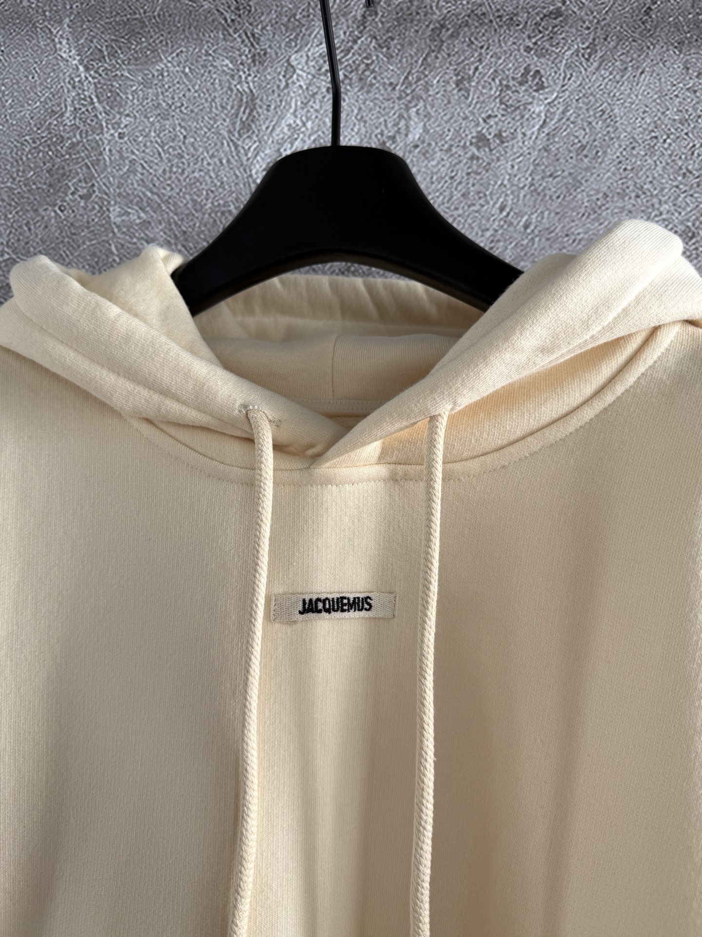 现货‼️‼️🛒款号W25100/连帽卫衣✨清冷艺术奶油黄色，内里加绒有很好的保暖恒温性，落肩廓形短款 基