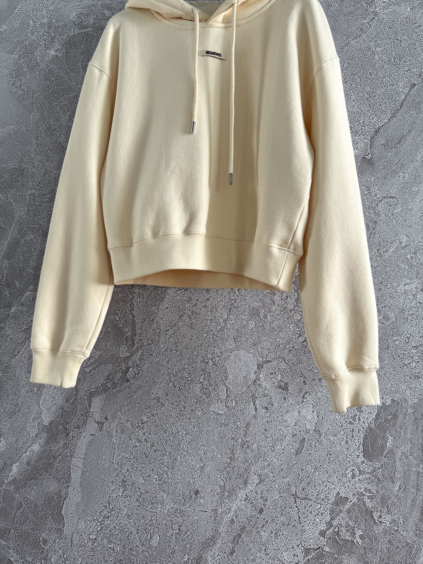 现货‼️‼️🛒款号W25100/连帽卫衣✨清冷艺术奶油黄色，内里加绒有很好的保暖恒温性，落肩廓形短款 基