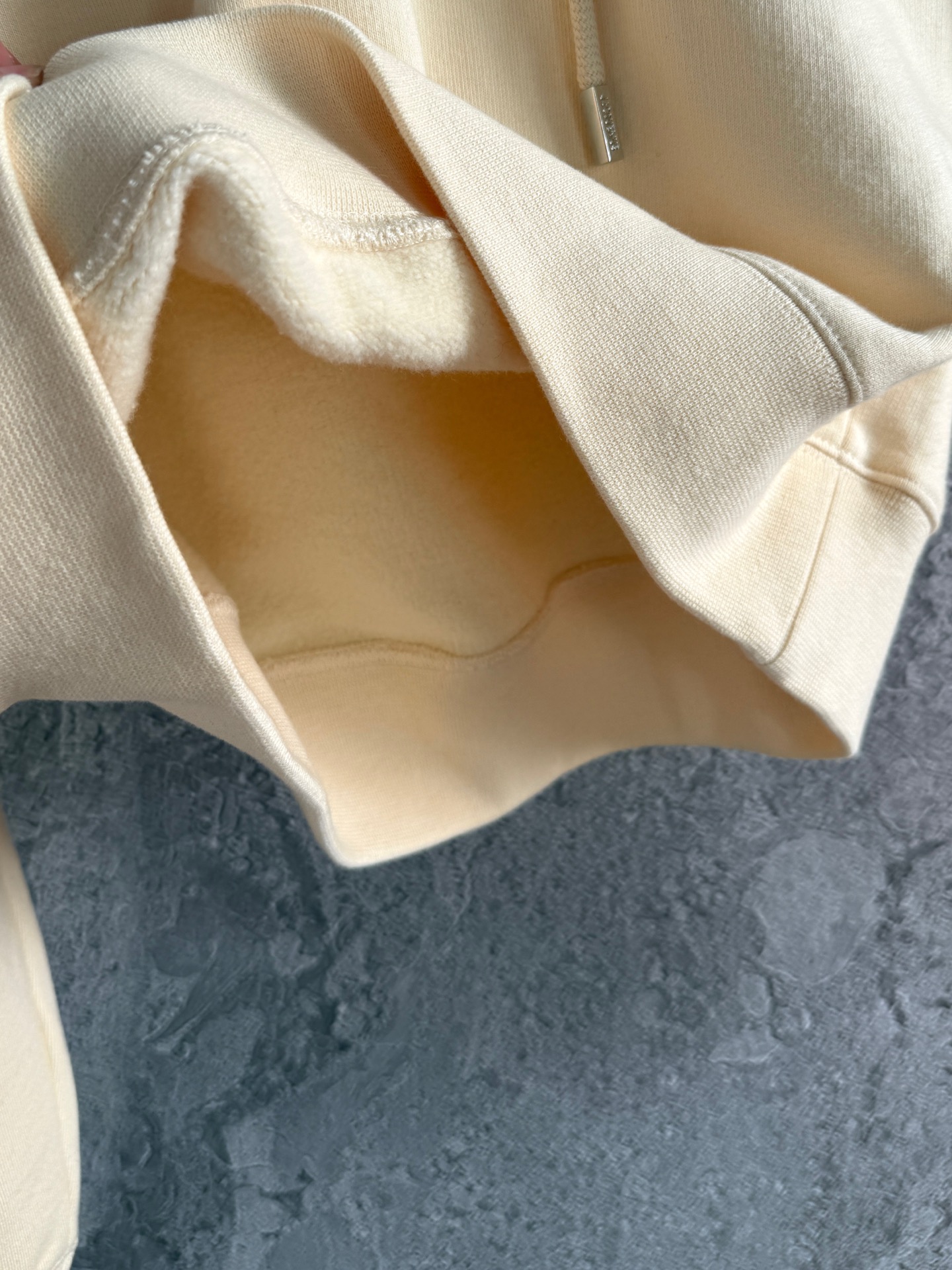 现货‼️‼️🛒款号W25100/连帽卫衣✨清冷艺术奶油黄色，内里加绒有很好的保暖恒温性，落肩廓形短款 基