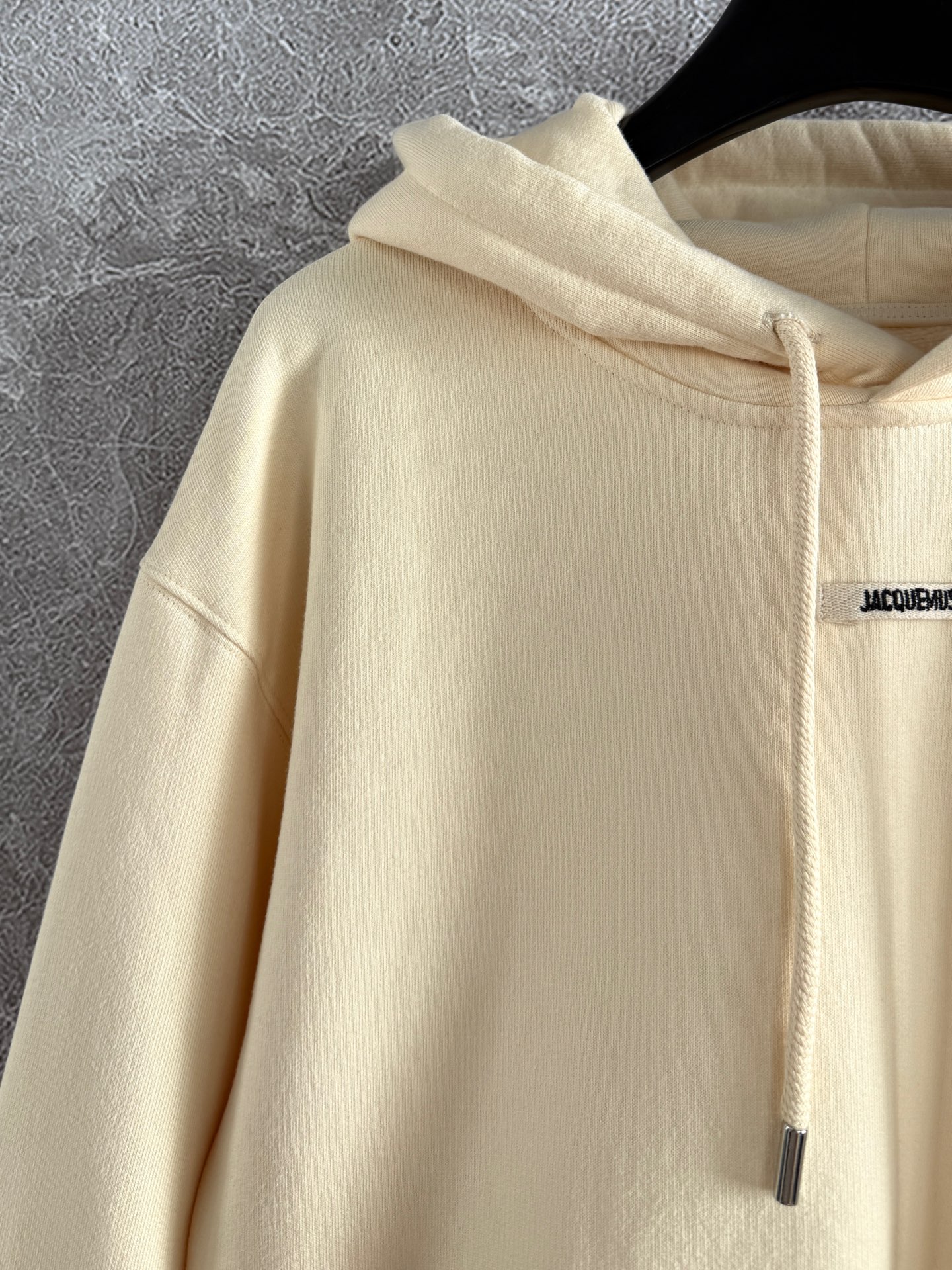 现货‼️‼️🛒款号W25100/连帽卫衣✨清冷艺术奶油黄色，内里加绒有很好的保暖恒温性，落肩廓形短款 基