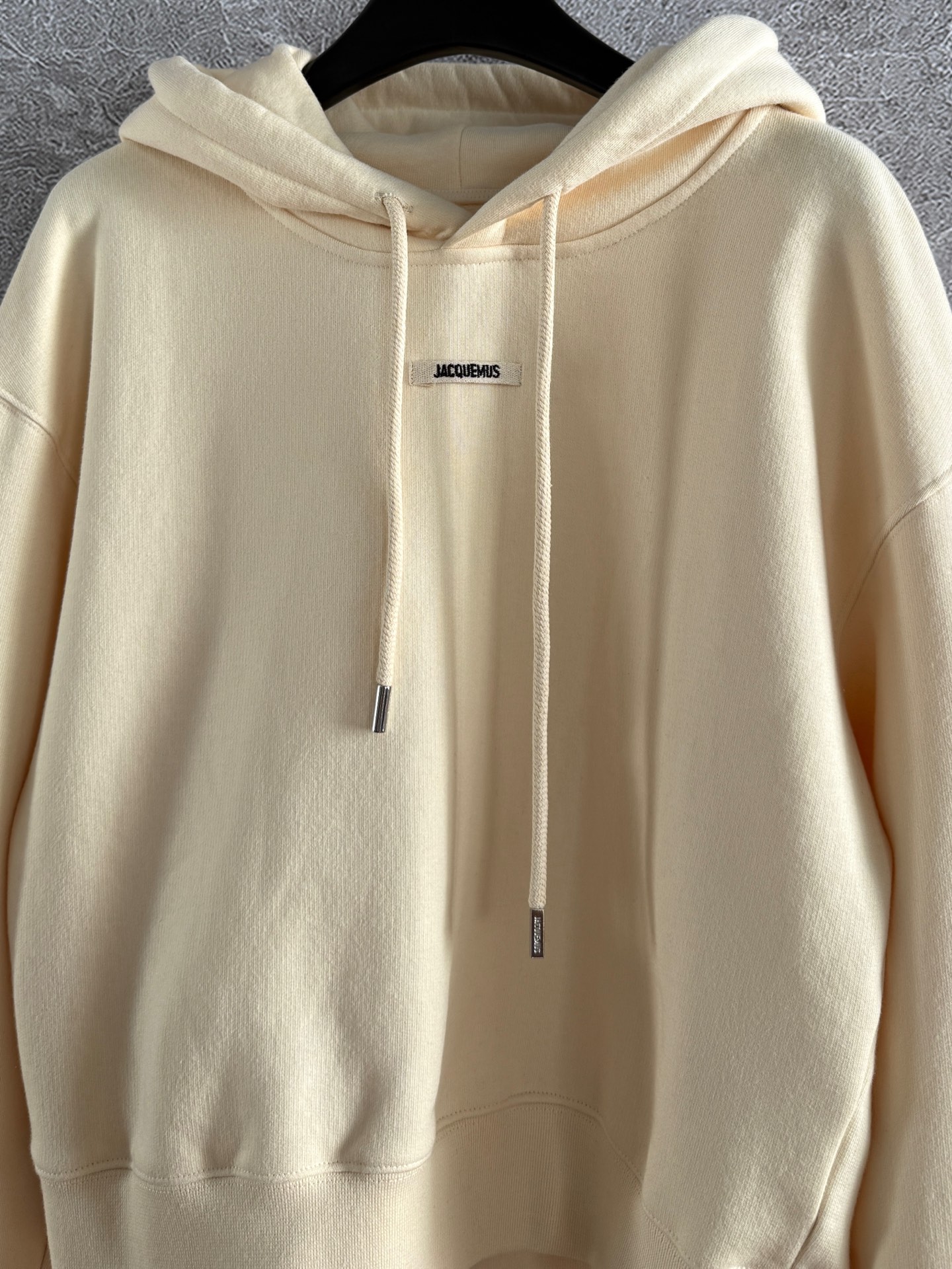 现货‼️‼️🛒款号W25100/连帽卫衣✨清冷艺术奶油黄色，内里加绒有很好的保暖恒温性，落肩廓形短款 基