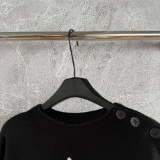 幸运星肩扣毛衣✨山羊绒🐏材质精心制作,又是一款经典款,正面饰以幸运星嵌织提花,我们家羊绒针织不用说了,温 幸运星肩扣毛衣✨山羊绒🐏材质精心制作,又是一款经典款,正面饰以幸运星嵌织提花,我们家羊绒针织不用说了,温