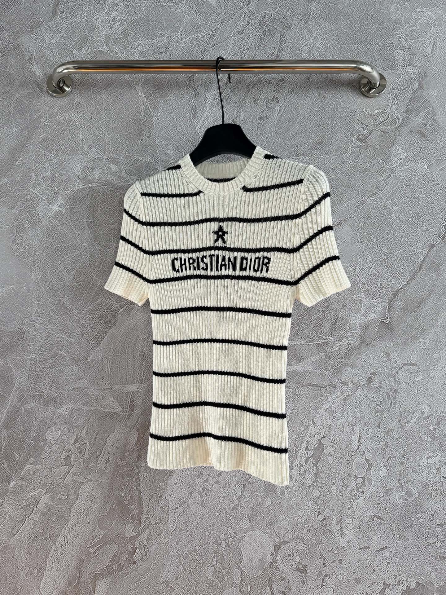 现货‼️‼️/条纹针织衫✨幸运星短袖针织上衣，缩针弹力比较大，腰部内收，这样比全贴身的更显瘦，满足太多人