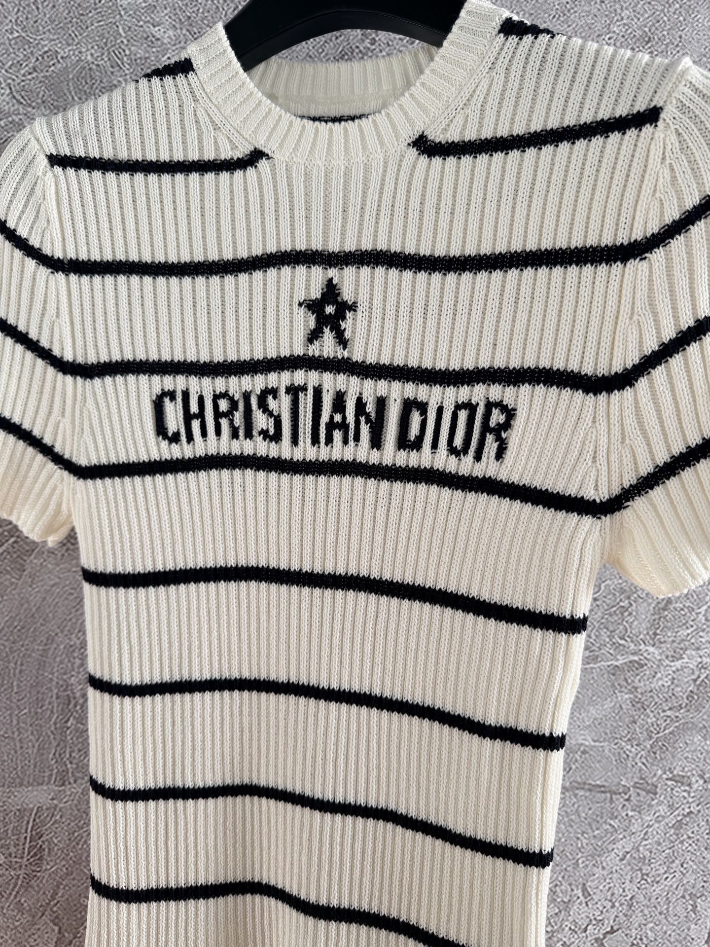 现货‼️‼️/条纹针织衫✨幸运星短袖针织上衣，缩针弹力比较大，腰部内收，这样比全贴身的更显瘦，满足太多人