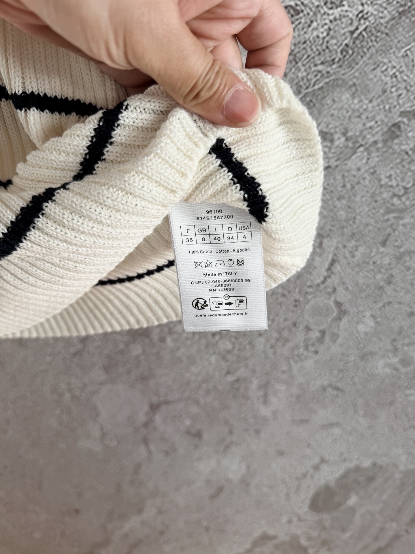 现货‼️‼️/条纹针织衫✨幸运星短袖针织上衣，缩针弹力比较大，腰部内收，这样比全贴身的更显瘦，满足太多人