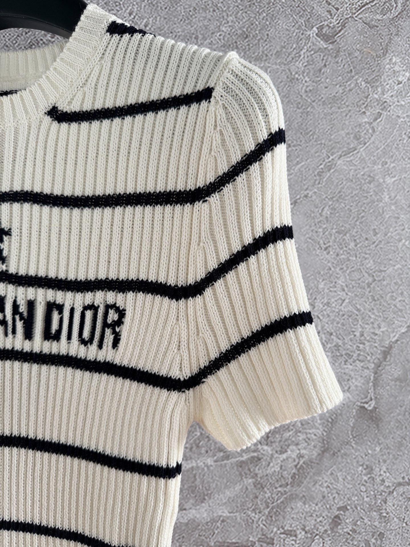 现货‼️‼️/条纹针织衫✨幸运星短袖针织上衣，缩针弹力比较大，腰部内收，这样比全贴身的更显瘦，满足太多人