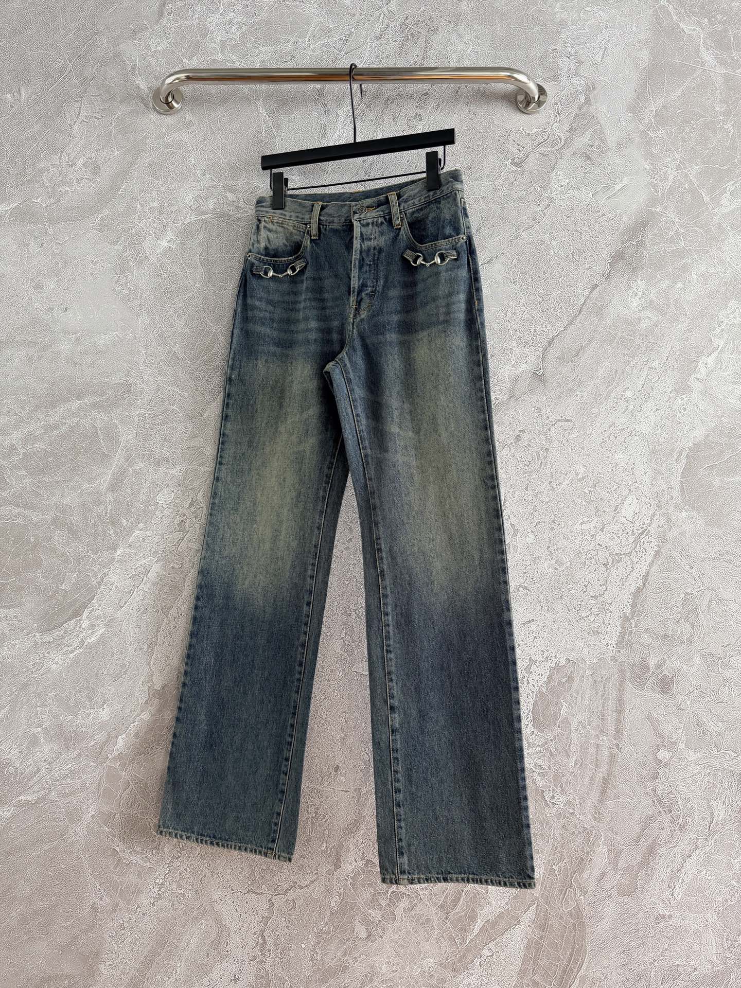 现货‼️‼️🛒/马衔扣牛仔裤✨2026早春秀款，石墨水洗棉质丹宁牛仔，点缀经典马衔扣五金，后真皮贴标识，