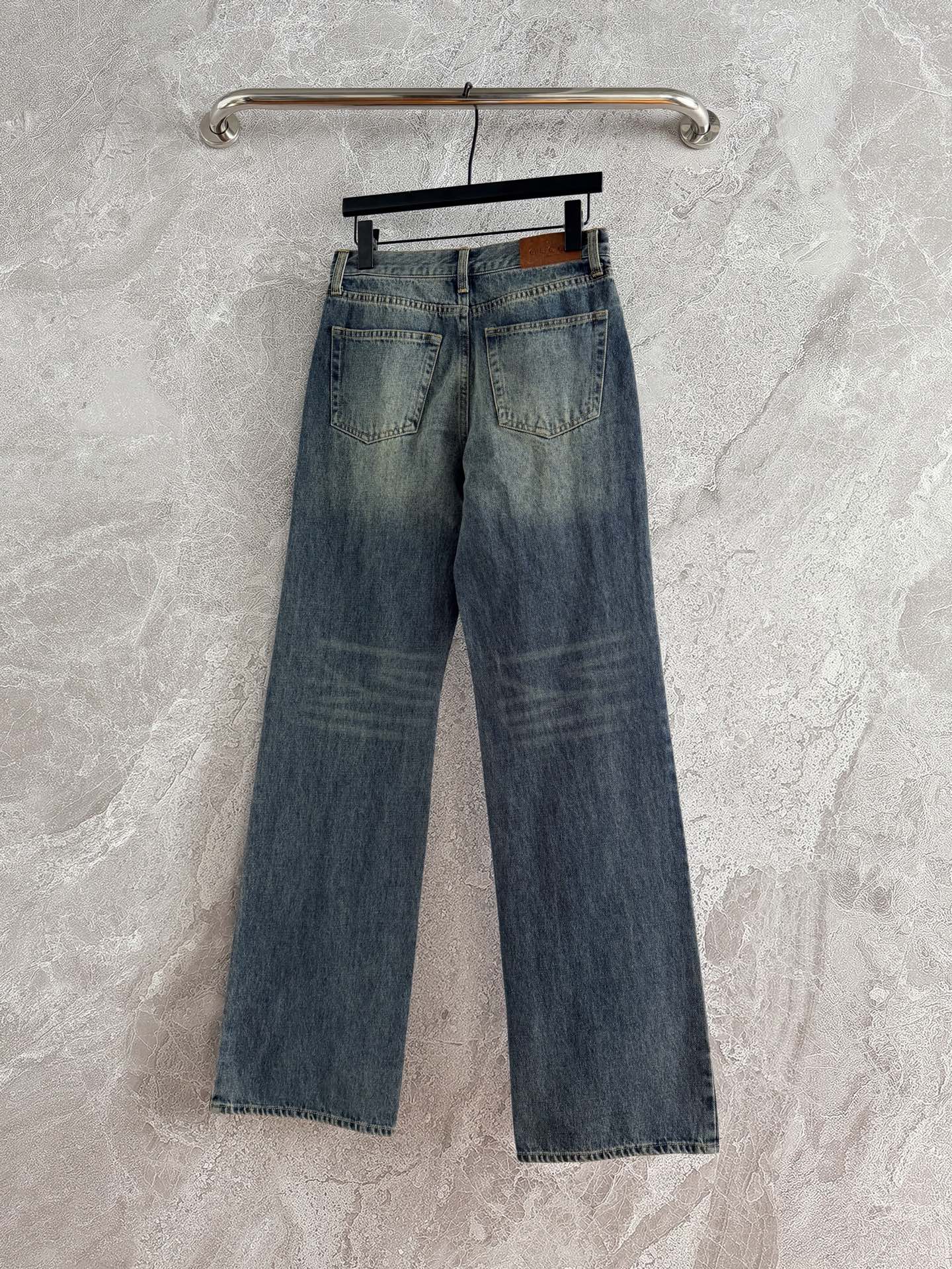 现货‼️‼️🛒/马衔扣牛仔裤✨2026早春秀款，石墨水洗棉质丹宁牛仔，点缀经典马衔扣五金，后真皮贴标识，