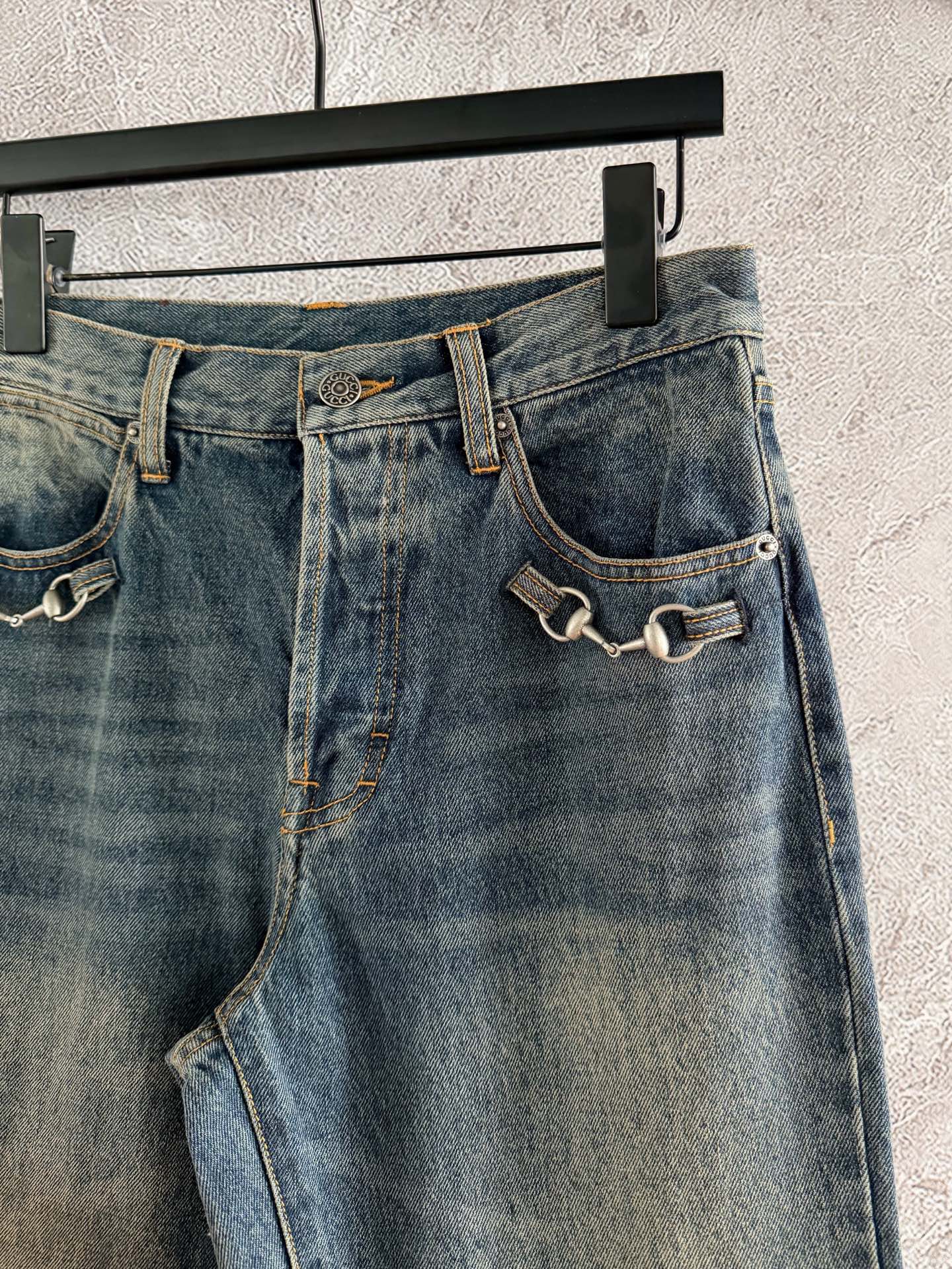 现货‼️‼️🛒/马衔扣牛仔裤✨2026早春秀款，石墨水洗棉质丹宁牛仔，点缀经典马衔扣五金，后真皮贴标识，