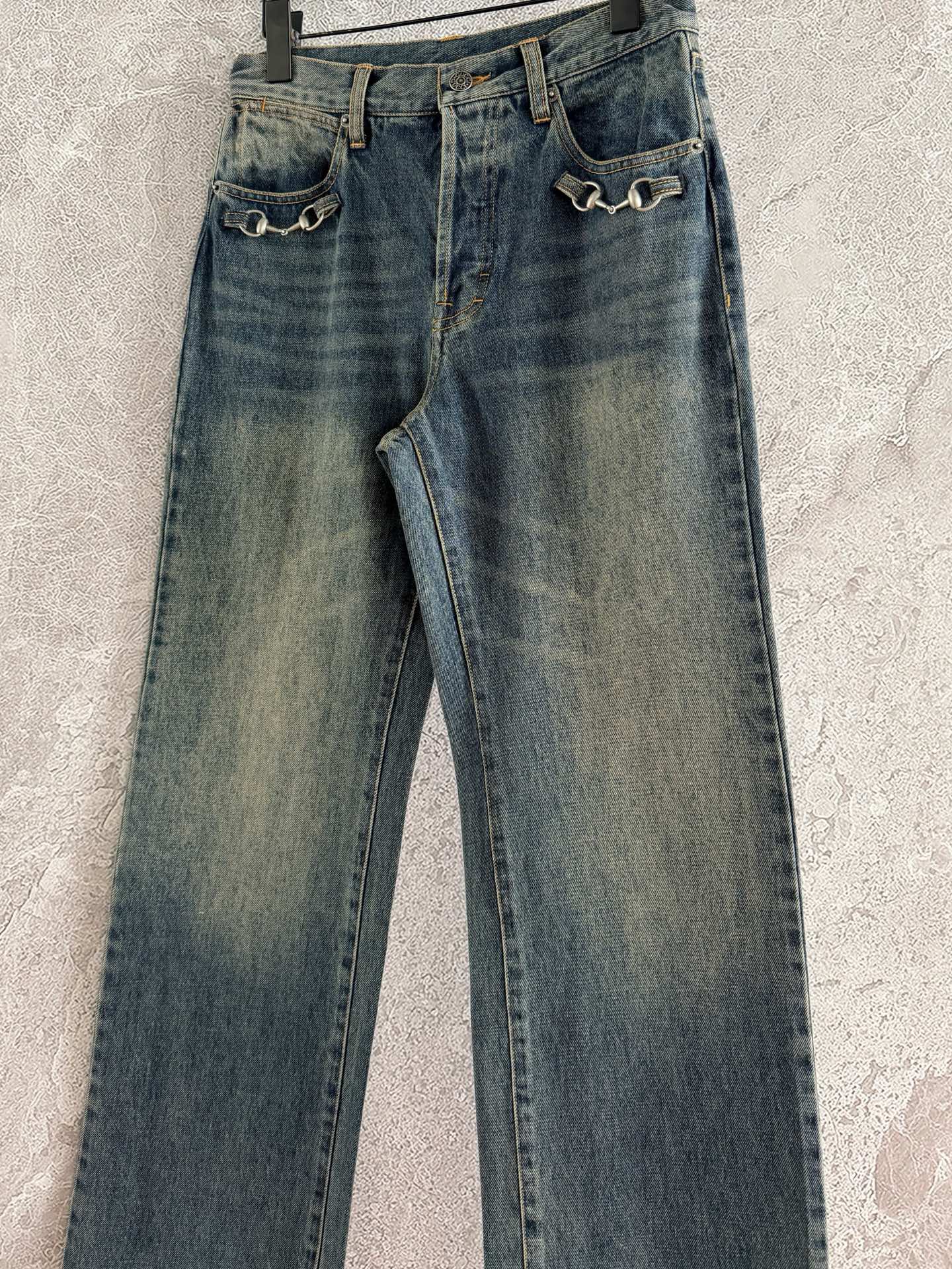 现货‼️‼️🛒/马衔扣牛仔裤✨2026早春秀款，石墨水洗棉质丹宁牛仔，点缀经典马衔扣五金，后真皮贴标识，