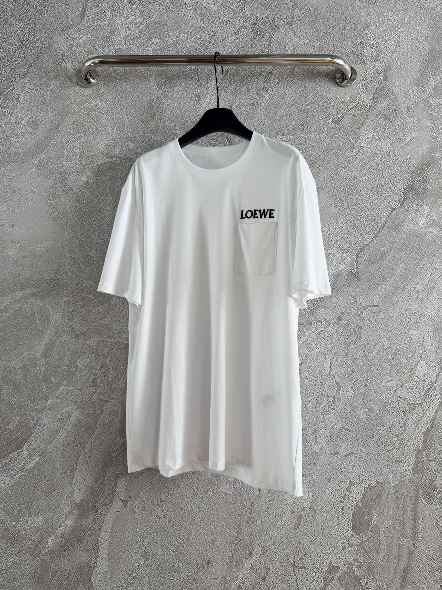 现货‼️‼️🛒款号25W110/口袋刺绣t恤✨撞色字母绣花短袖口袋tee，宽松版型 清清爽爽，男女都可以