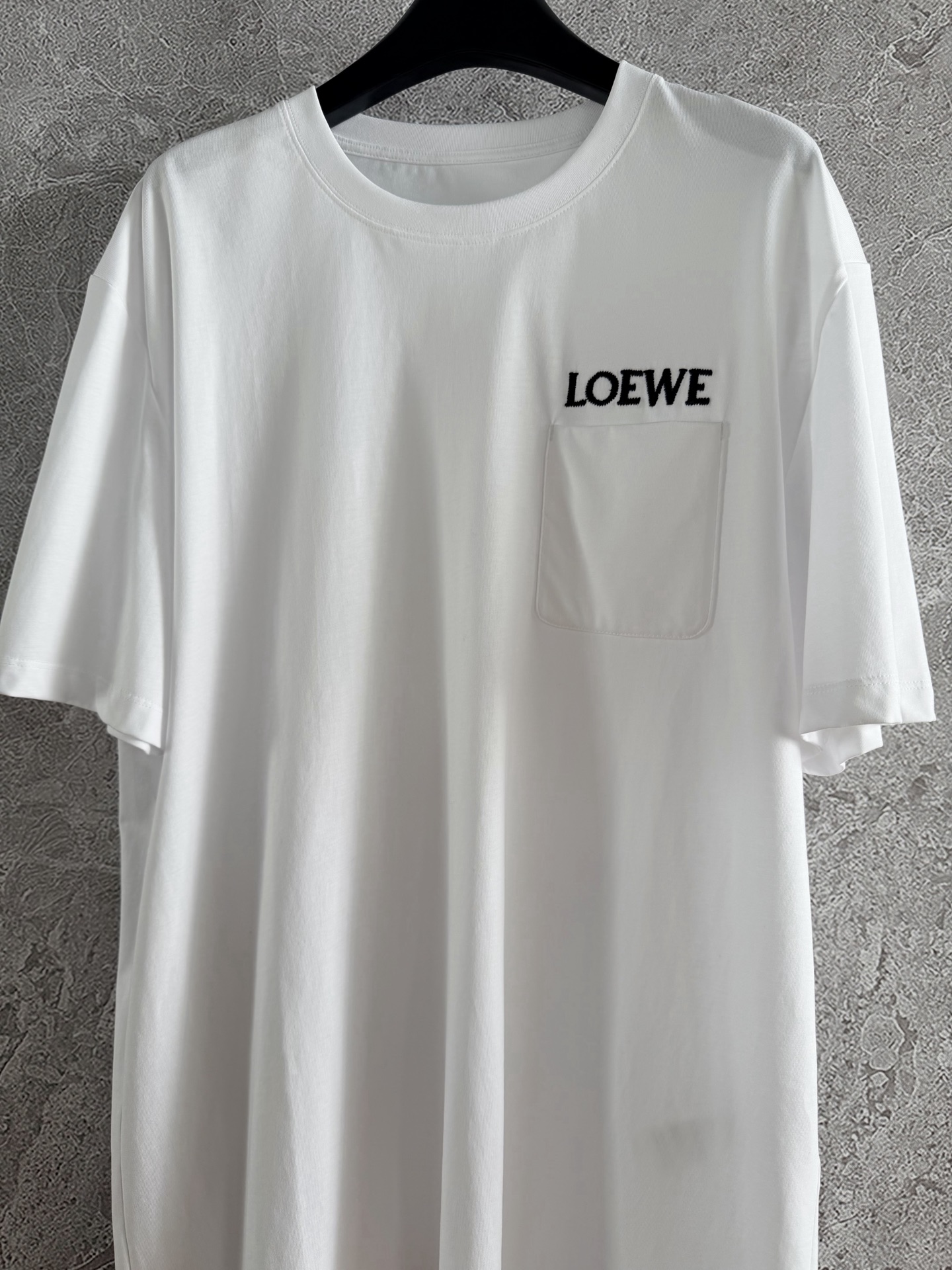 现货‼️‼️🛒款号25W110/口袋刺绣t恤✨撞色字母绣花短袖口袋tee，宽松版型 清清爽爽，男女都可以