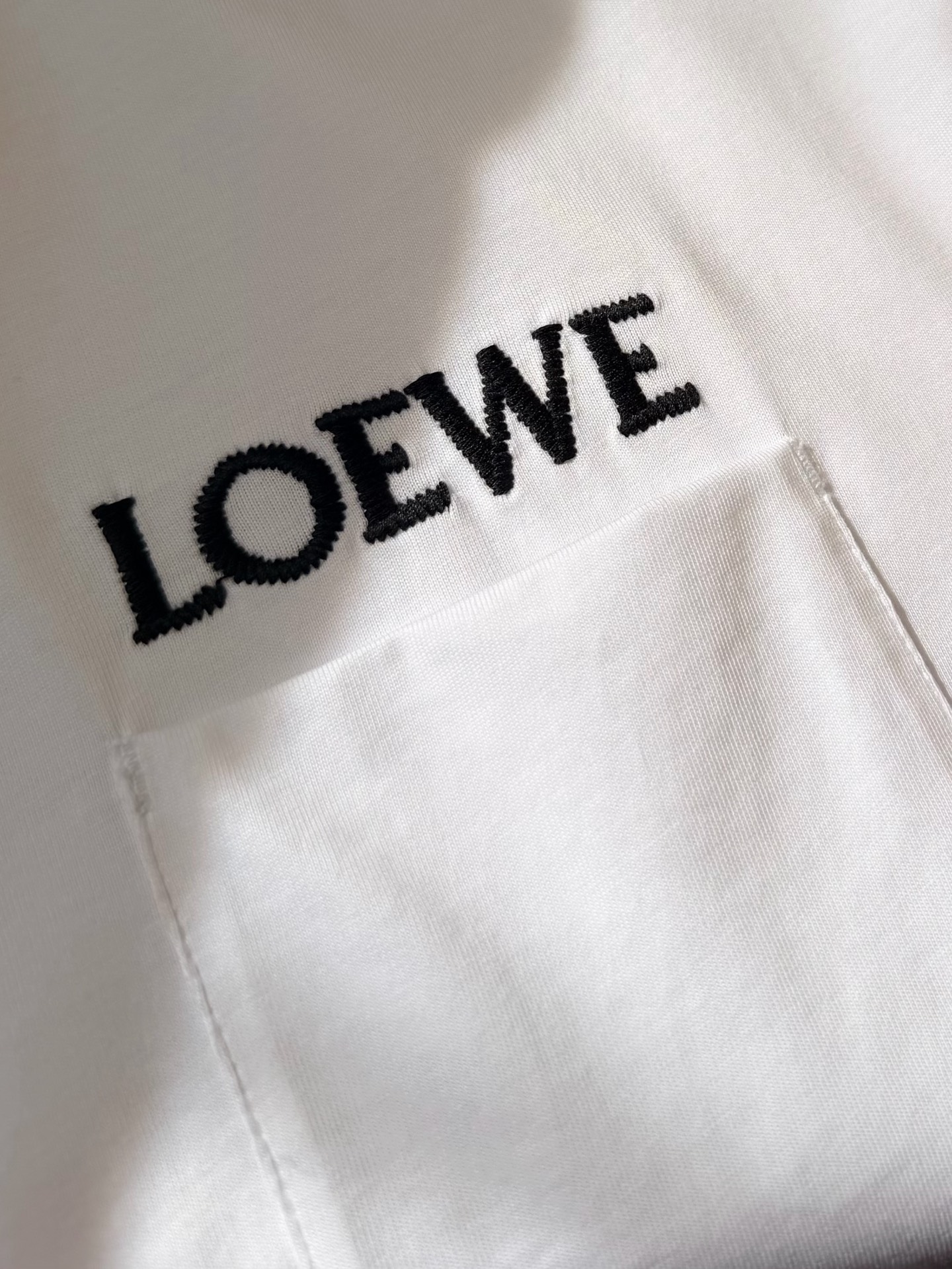 现货‼️‼️🛒款号25W110/口袋刺绣t恤✨撞色字母绣花短袖口袋tee，宽松版型 清清爽爽，男女都可以