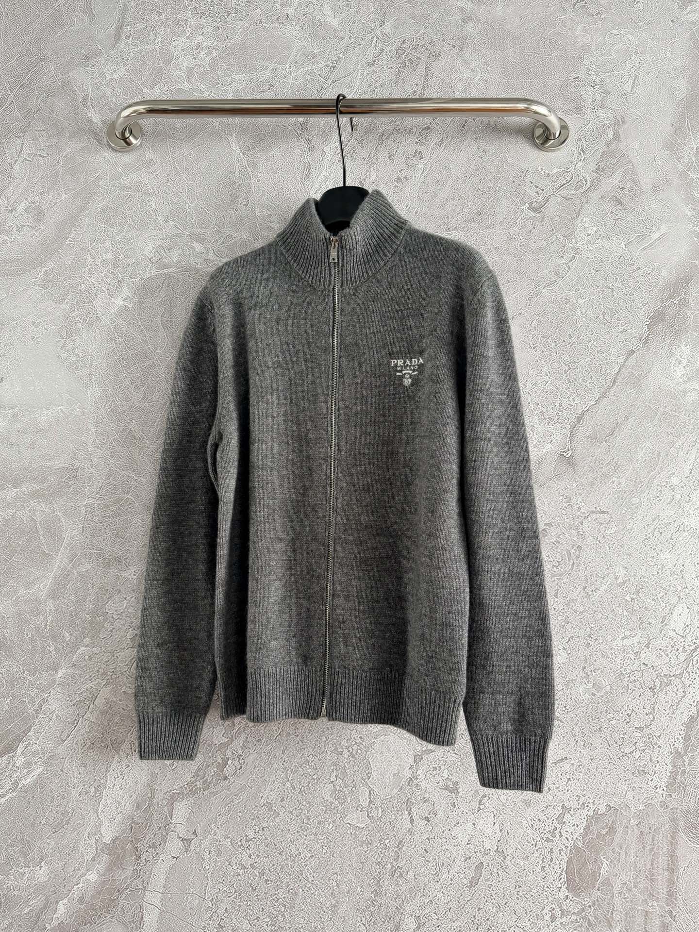 现货‼️‼️/拉链针织衫外套✨花灰色夹花纱羊绒织就，有厚度 有温暖，合身略宽松版型搭配落肩设计，营造出松