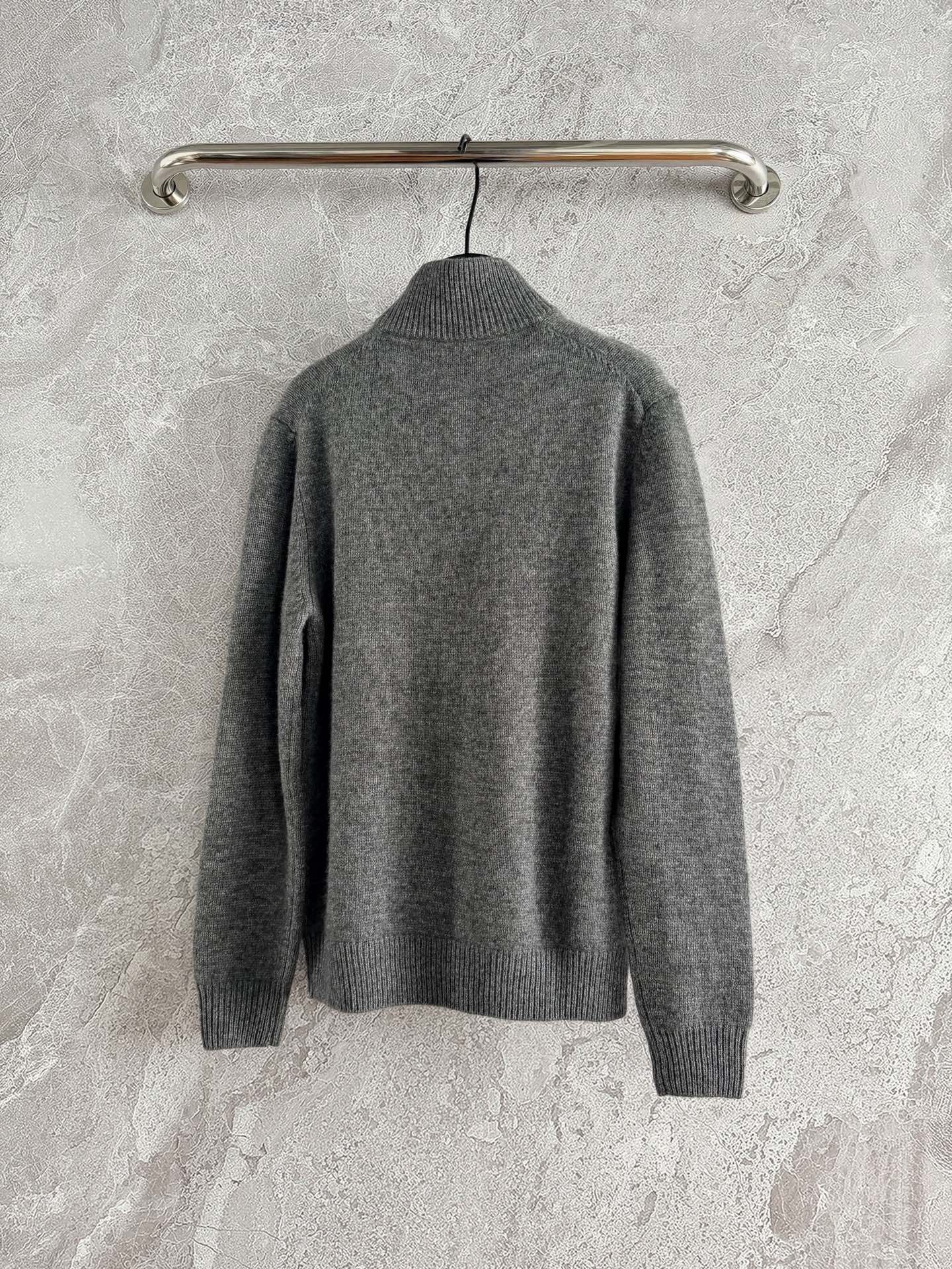 现货‼️‼️/拉链针织衫外套✨花灰色夹花纱羊绒织就，有厚度 有温暖，合身略宽松版型搭配落肩设计，营造出松